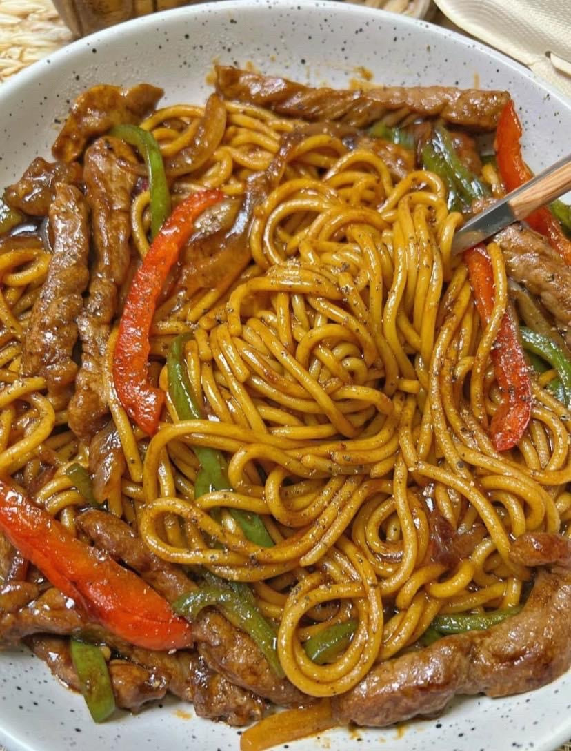 Hướng dẫn làm mì xào thăn bò với ớt chuông và hành tây, sốt nước tương đậm đà