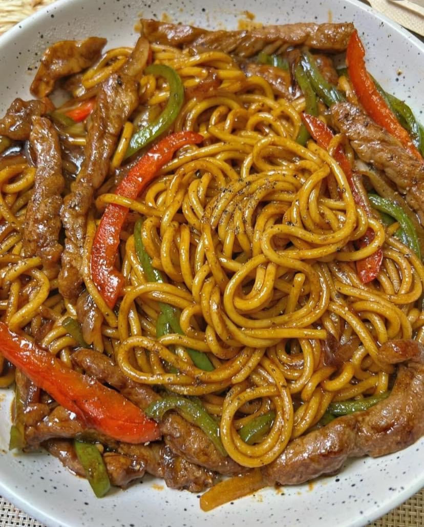 Hướng dẫn làm mì xào thăn bò với ớt chuông và hành tây, sốt nước tương đậm đà