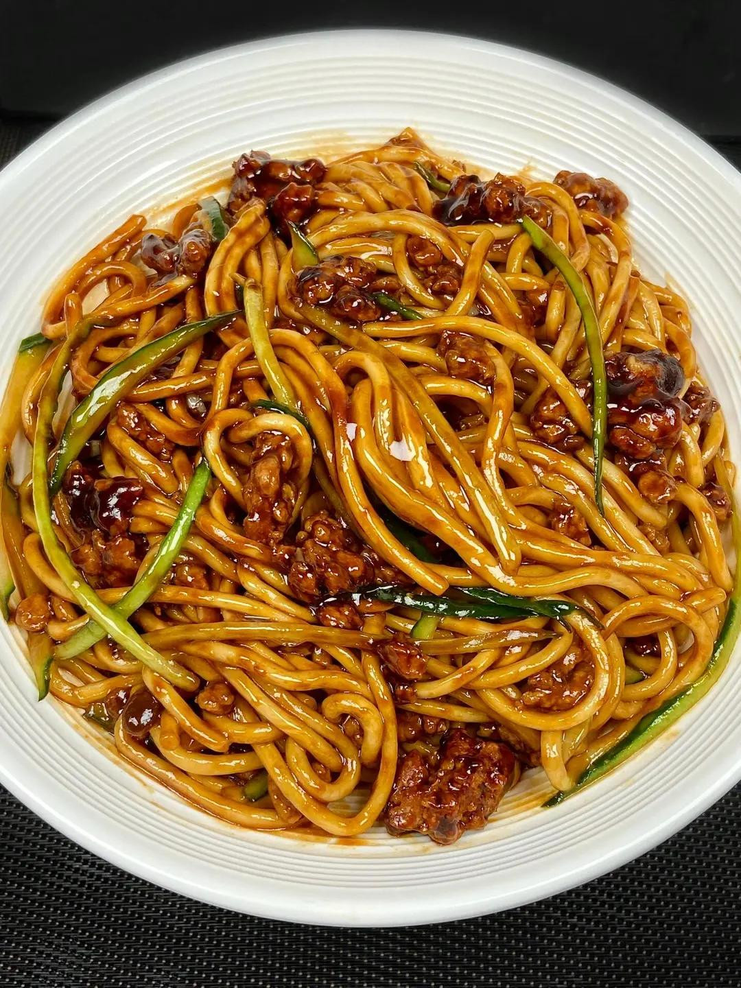 Hướng dẫn làm mì xào thịt băm sốt tương ngon miệng, giòn dưa chuột