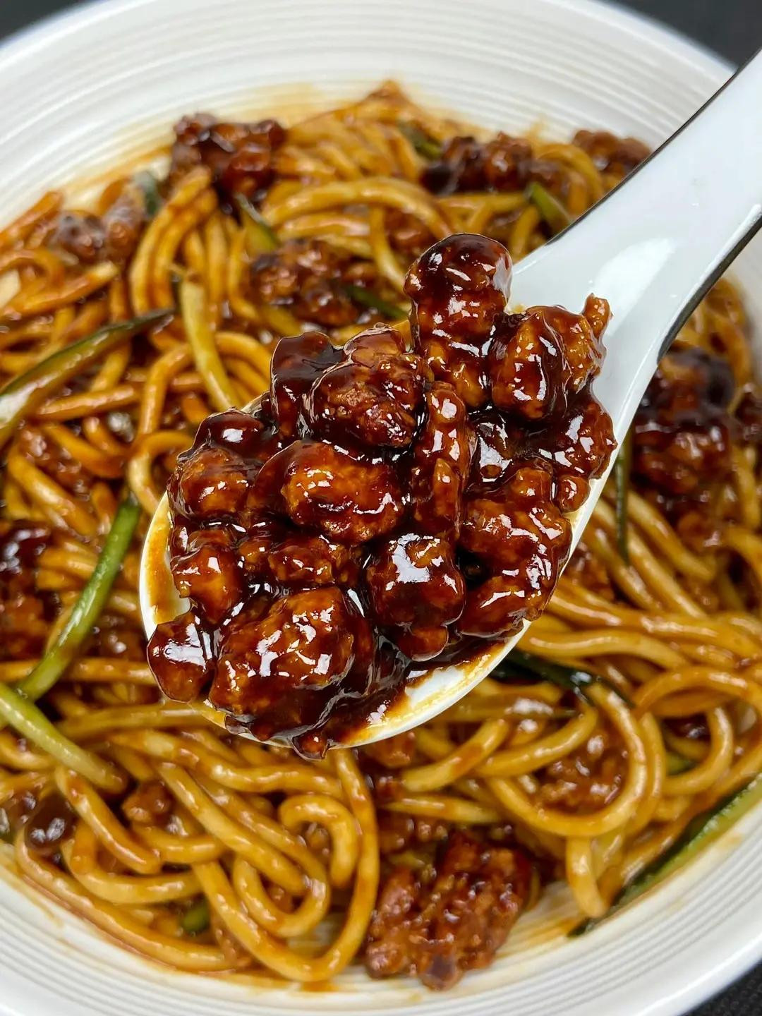 Hướng dẫn làm mì xào thịt băm sốt tương ngon miệng, giòn dưa chuột