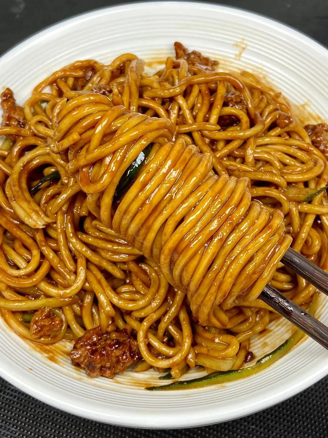 Hướng dẫn làm mì xào thịt băm sốt tương ngon miệng, giòn dưa chuột