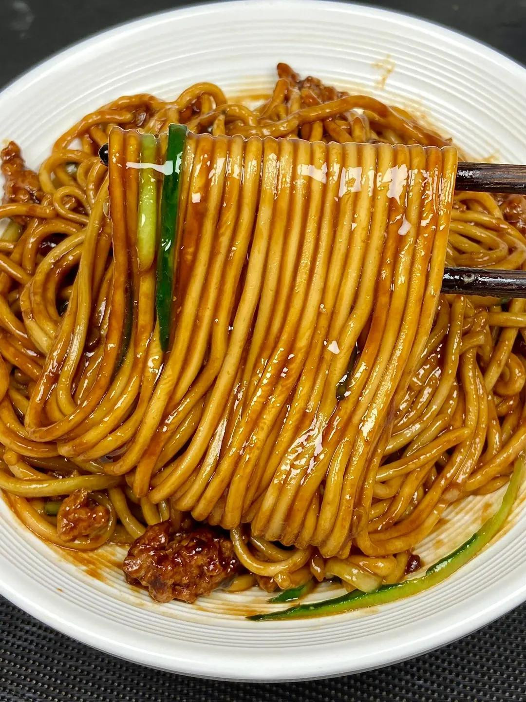 Hướng dẫn làm mì xào thịt băm sốt tương ngon miệng, giòn dưa chuột