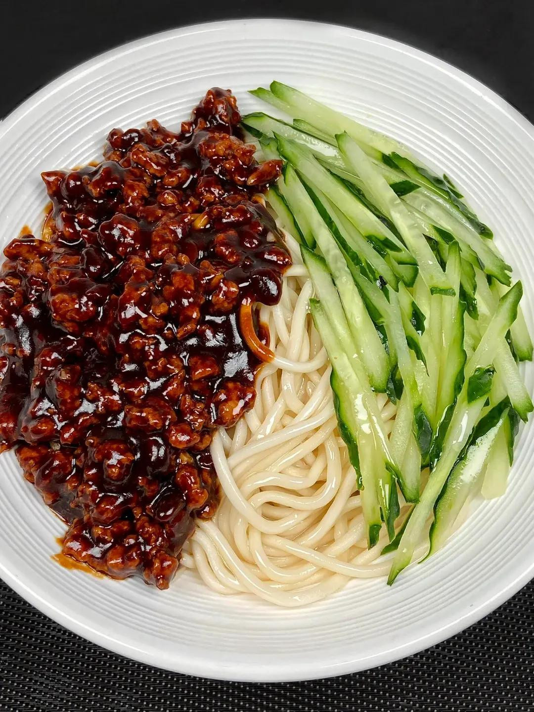 Hướng dẫn làm mì xào thịt băm sốt tương ngon miệng, giòn dưa chuột