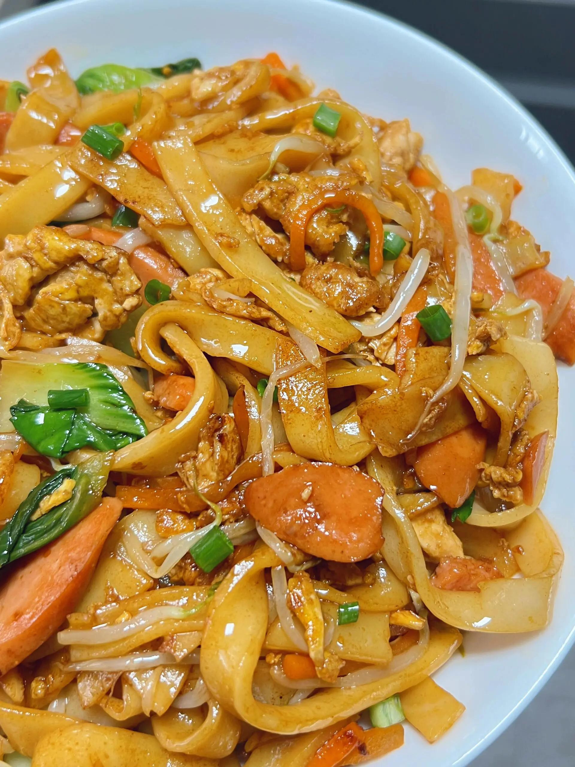 Hướng dẫn làm món Bánh phở xào trứng xúc xích với rau cải và giá