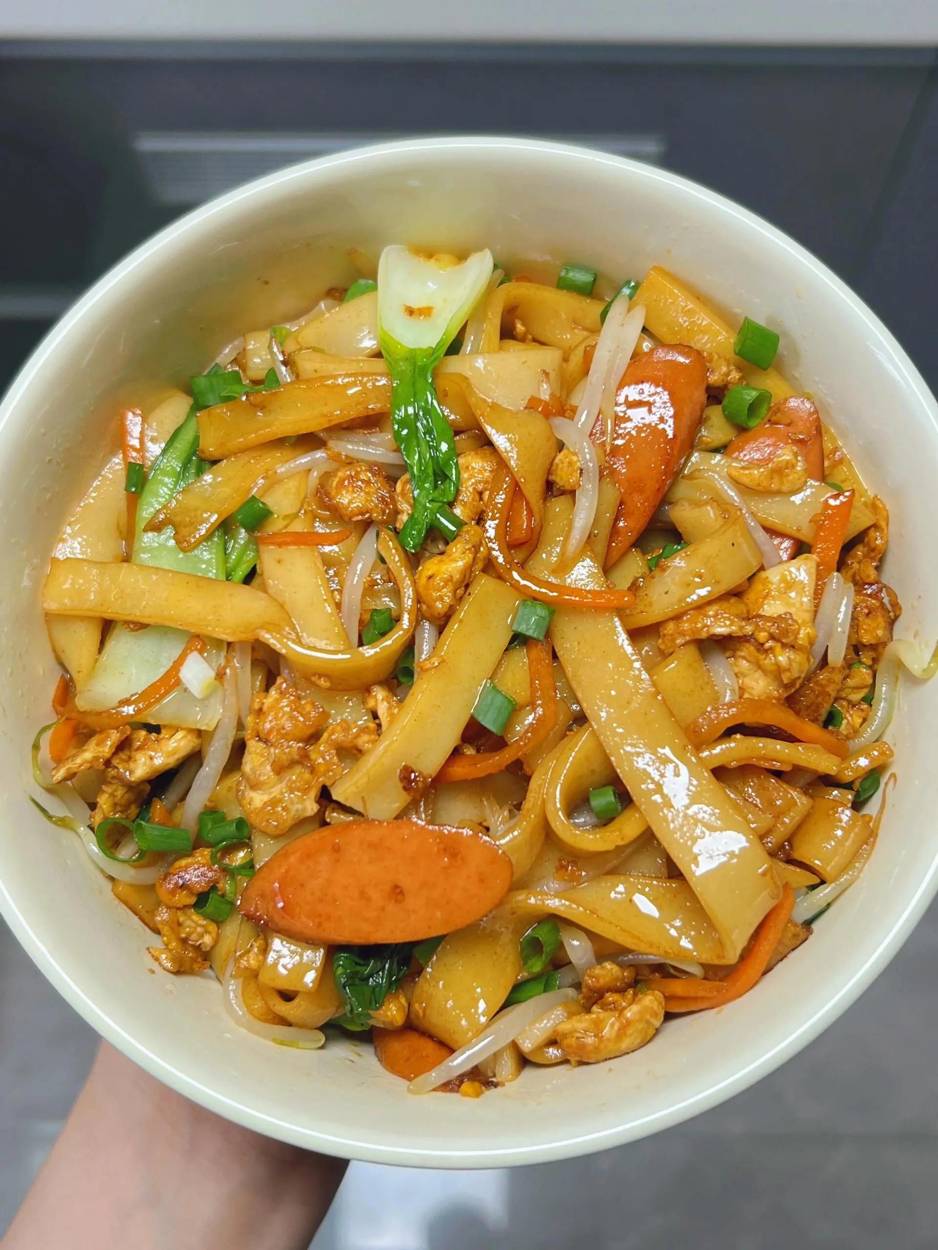 Hướng dẫn làm món Bánh phở xào trứng xúc xích với rau cải và giá