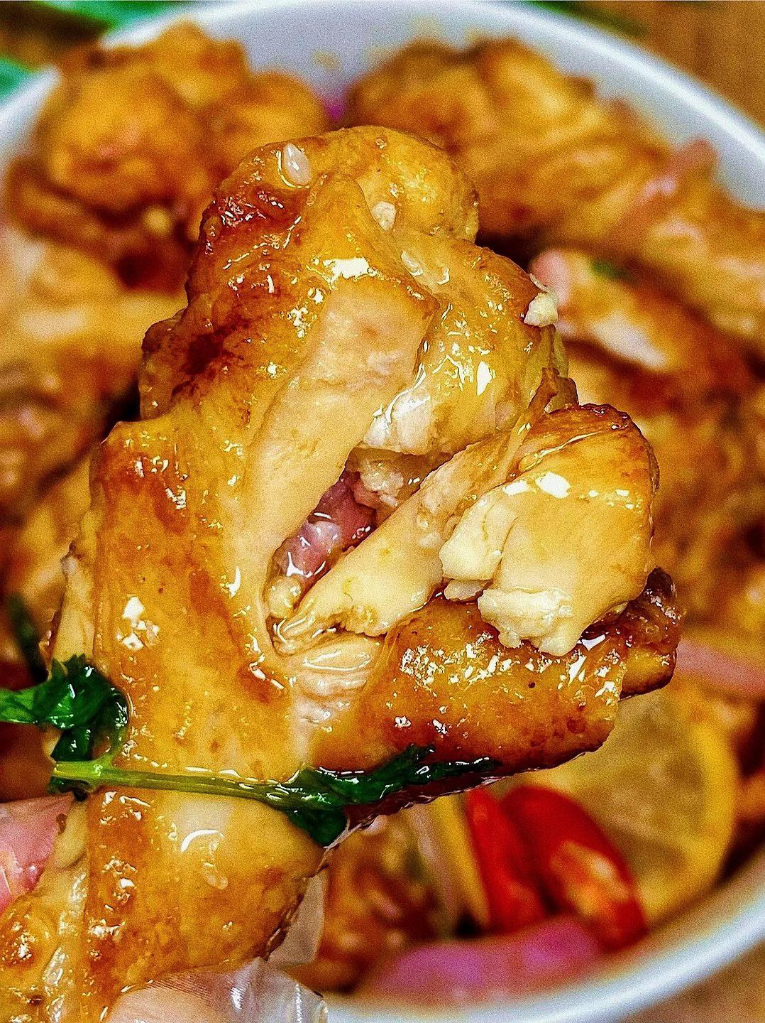 Hướng dẫn làm món chân gà chiên sốt chanh dây ngon tuyệt, giòn tan hấp dẫn