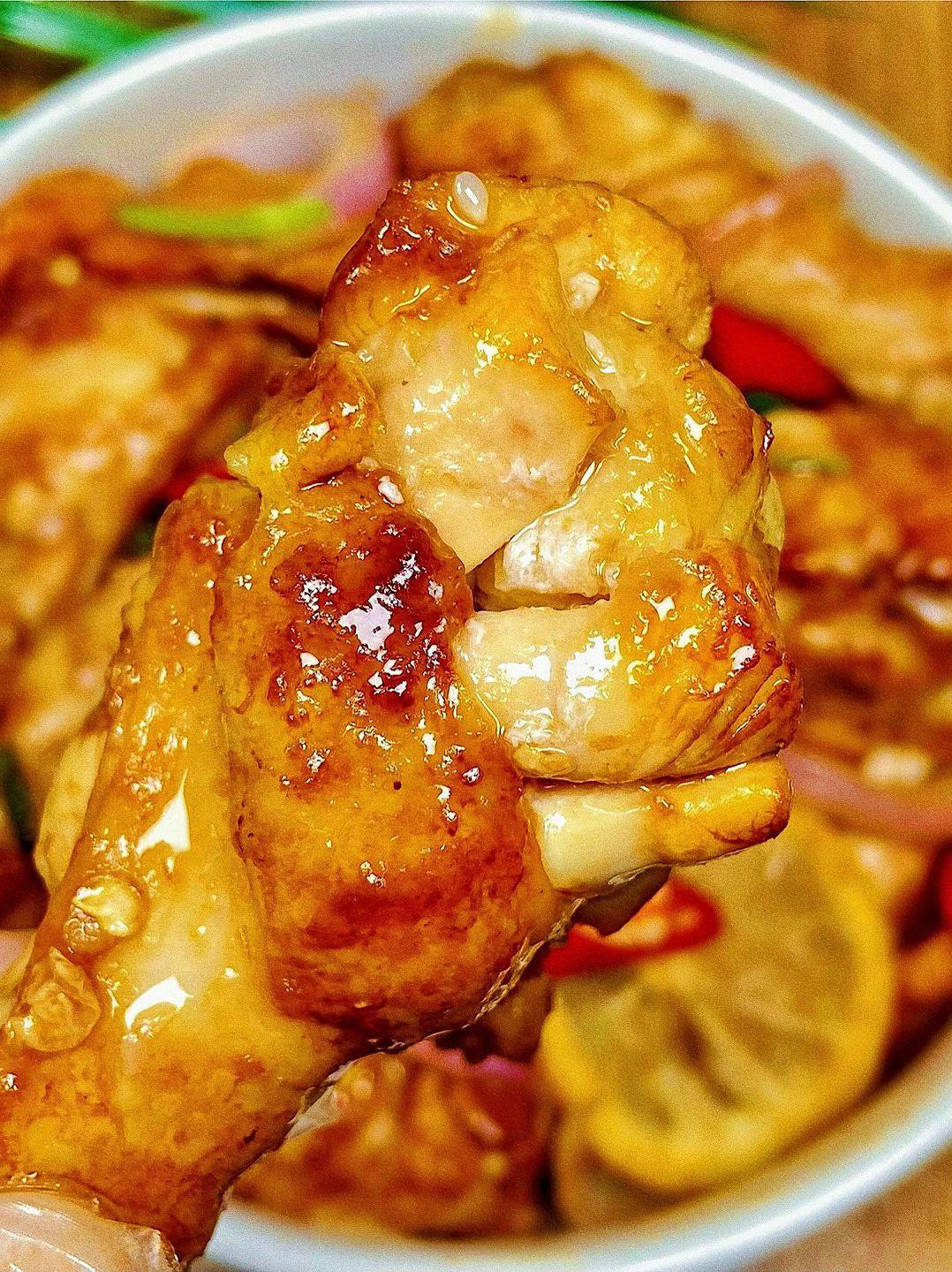 Hướng dẫn làm món chân gà chiên sốt chanh dây ngon tuyệt, giòn tan hấp dẫn