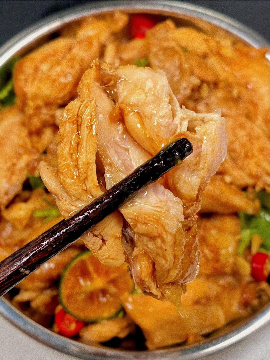 Hướng dẫn làm món chân gà rút xương áp chảo chua cay với tỏi ớt chanh tươi