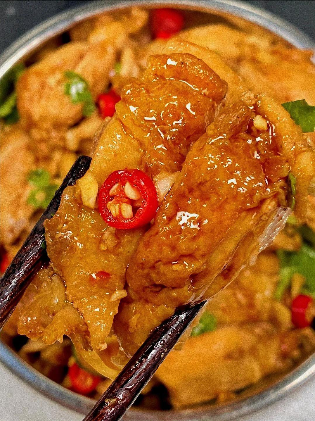 Hướng dẫn làm món chân gà rút xương áp chảo chua cay với tỏi ớt chanh tươi