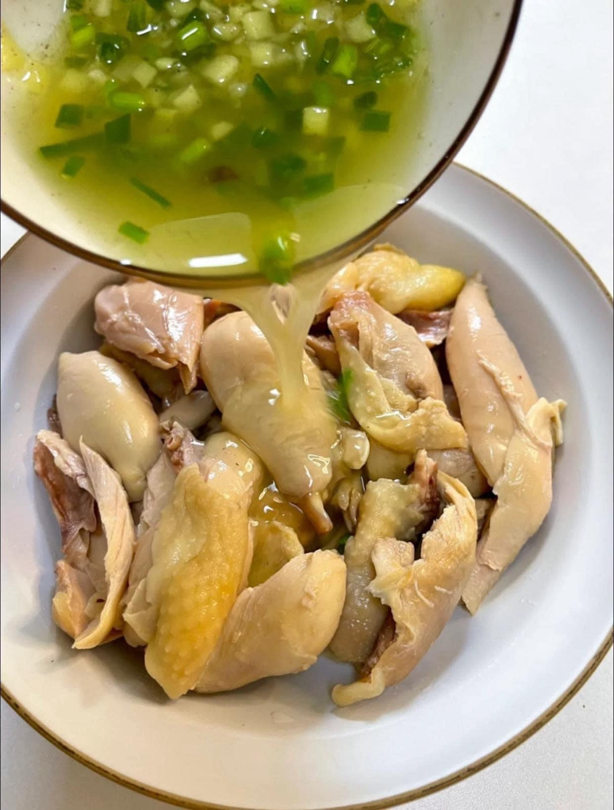 Hướng dẫn làm món Gà luộc xé phay trộn tỏi ớt sả cực ngon, da giòn thịt mềm