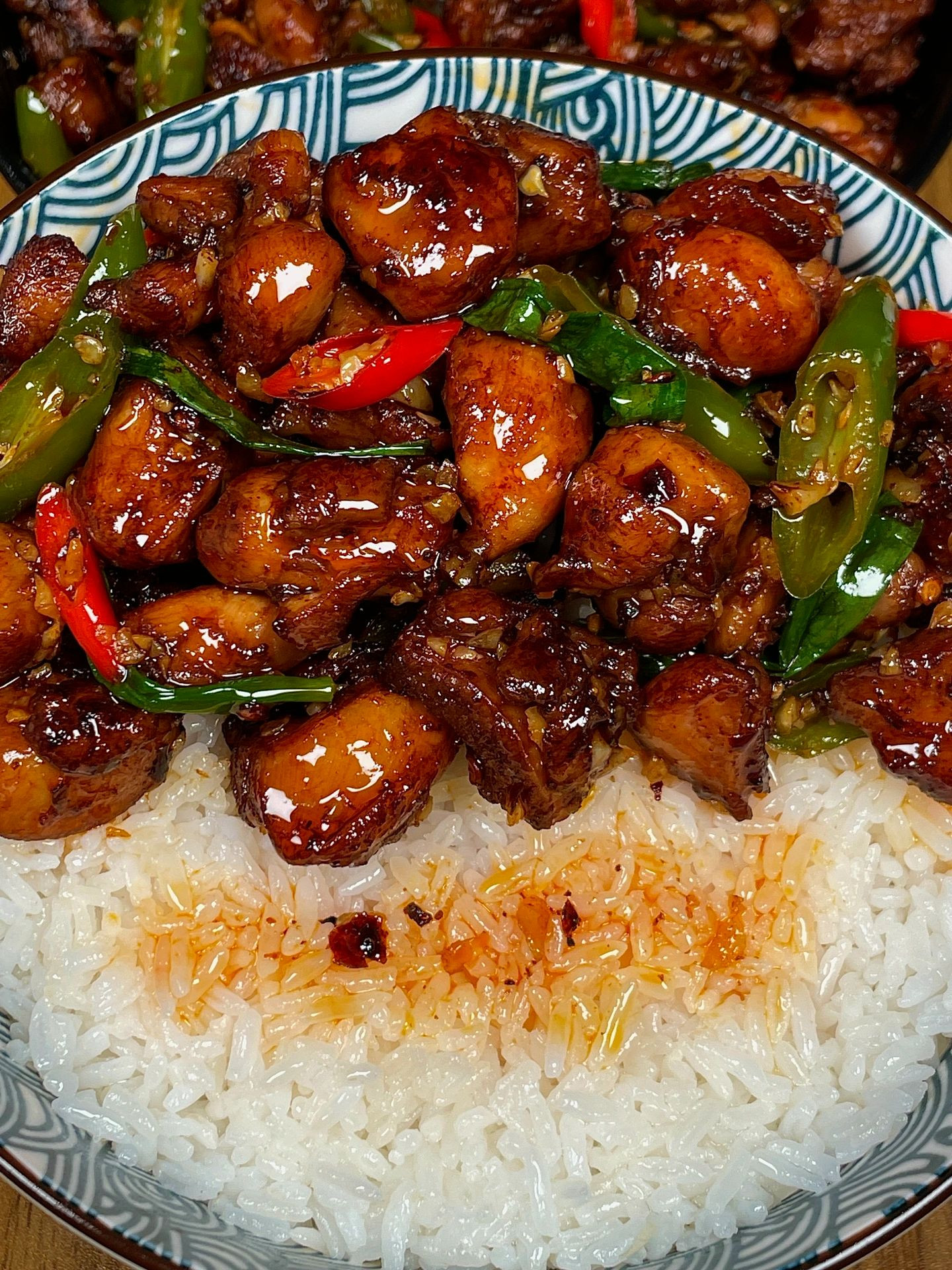 Hướng dẫn làm món Gà Xào Tỏi Ớt Ngọt, Thịt Gà Rút Xương Xào Màu Đỏ