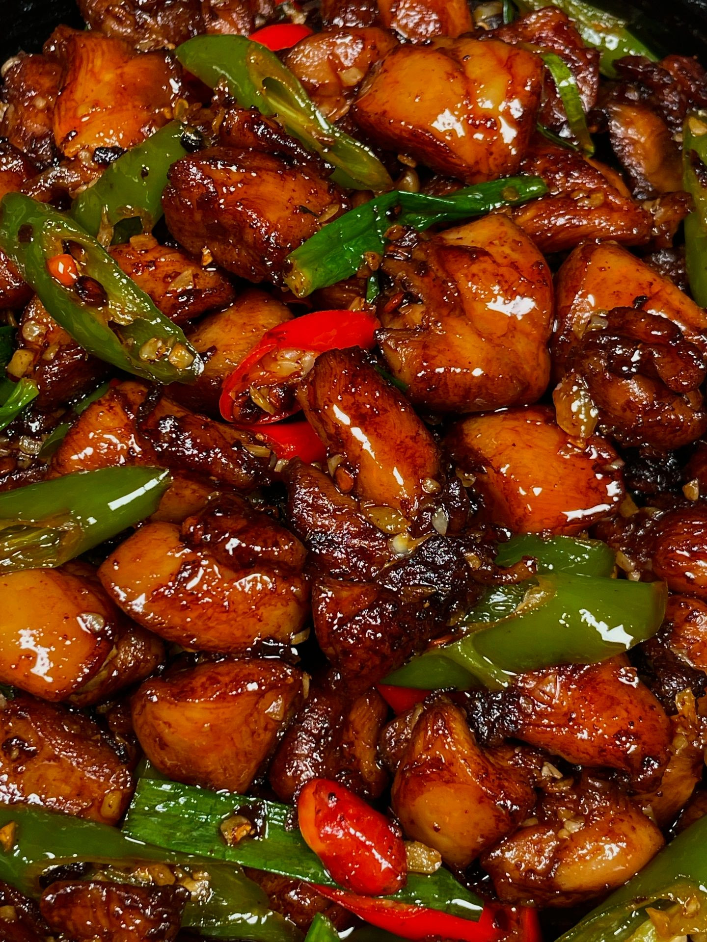 Hướng dẫn làm món Gà Xào Tỏi Ớt Ngọt, Thịt Gà Rút Xương Xào Màu Đỏ