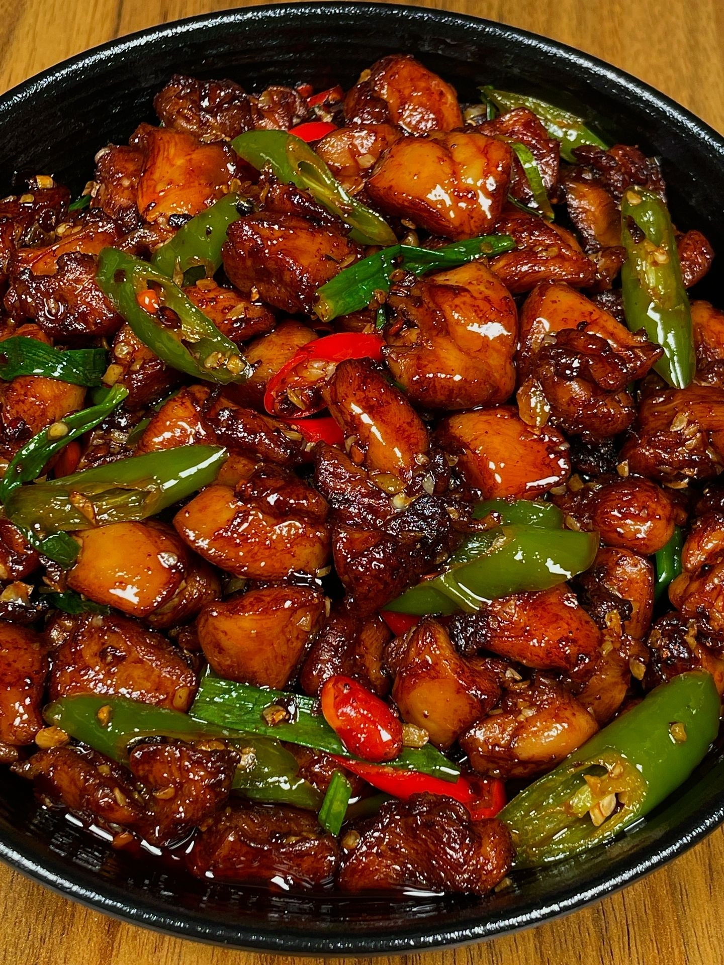 Hướng dẫn làm món Gà Xào Tỏi Ớt Ngọt, Thịt Gà Rút Xương Xào Màu Đỏ