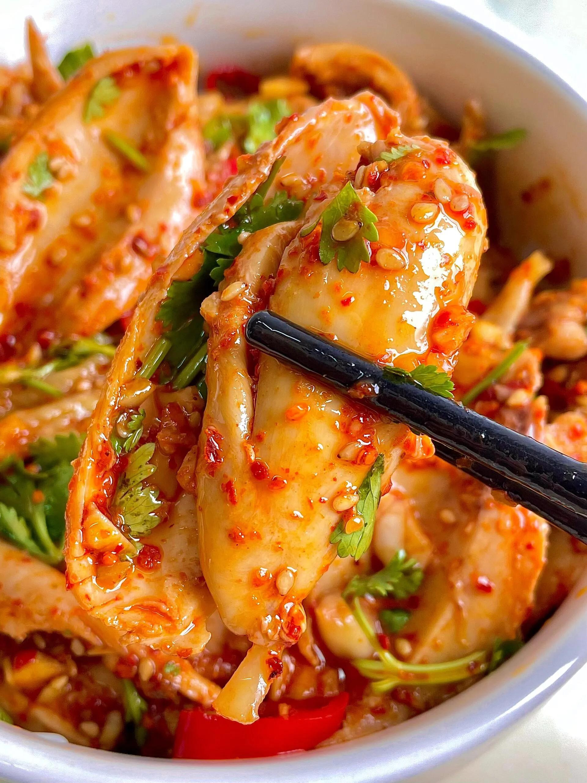 Hướng dẫn làm món gà xé phay trộn sốt tỏi ớt cay, thơm mùi rau răm và vừng rang giòn tan