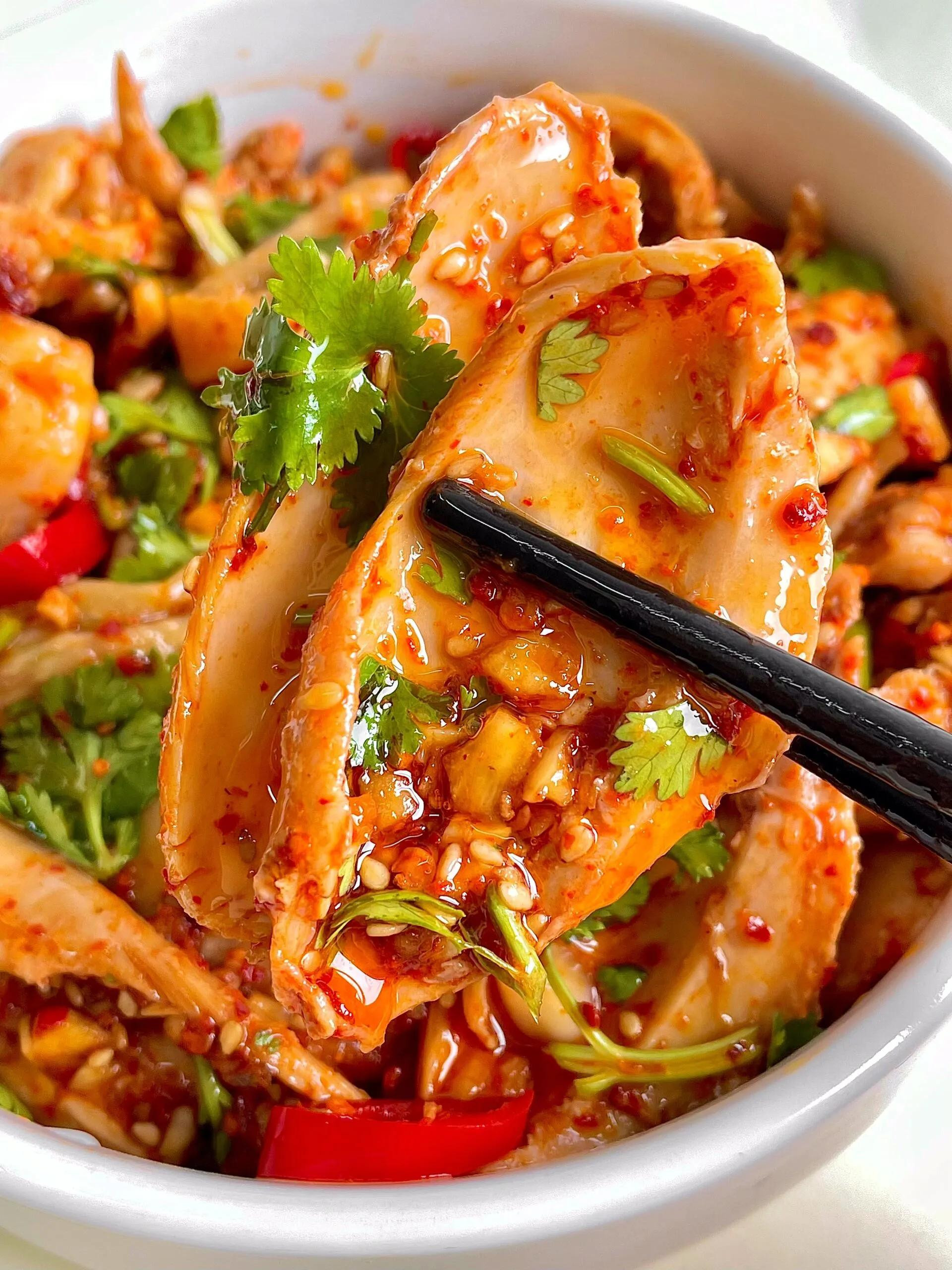 Hướng dẫn làm món gà xé phay trộn sốt tỏi ớt cay, thơm mùi rau răm và vừng rang giòn tan