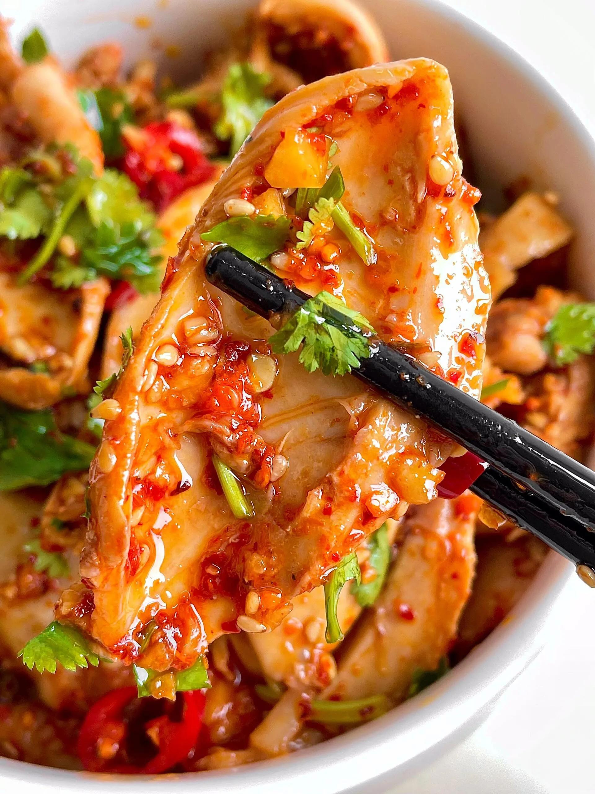 Hướng dẫn làm món gà xé phay trộn sốt tỏi ớt cay, thơm mùi rau răm và vừng rang giòn tan