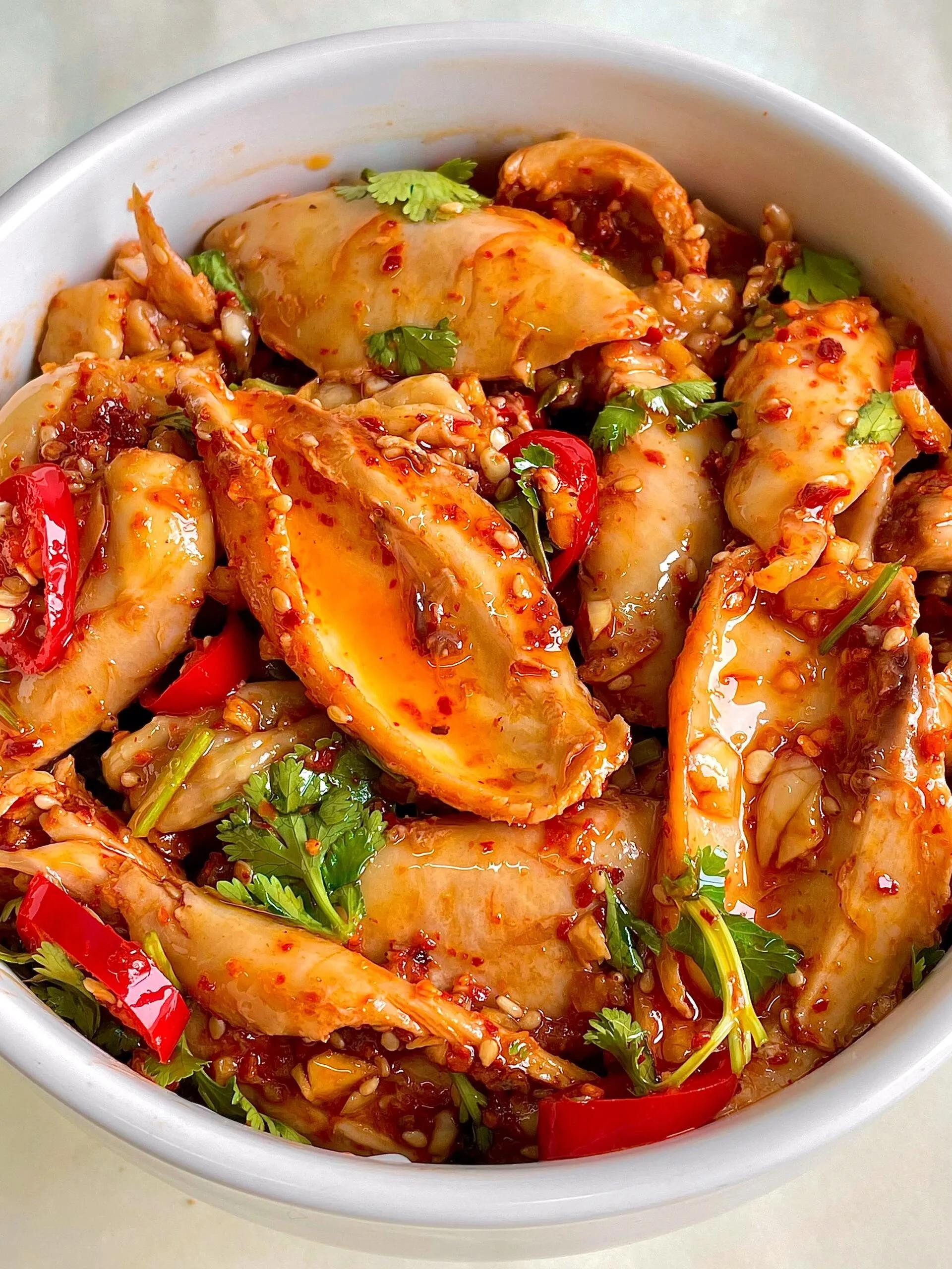 Hướng dẫn làm món gà xé phay trộn sốt tỏi ớt cay, thơm mùi rau răm và vừng rang giòn tan