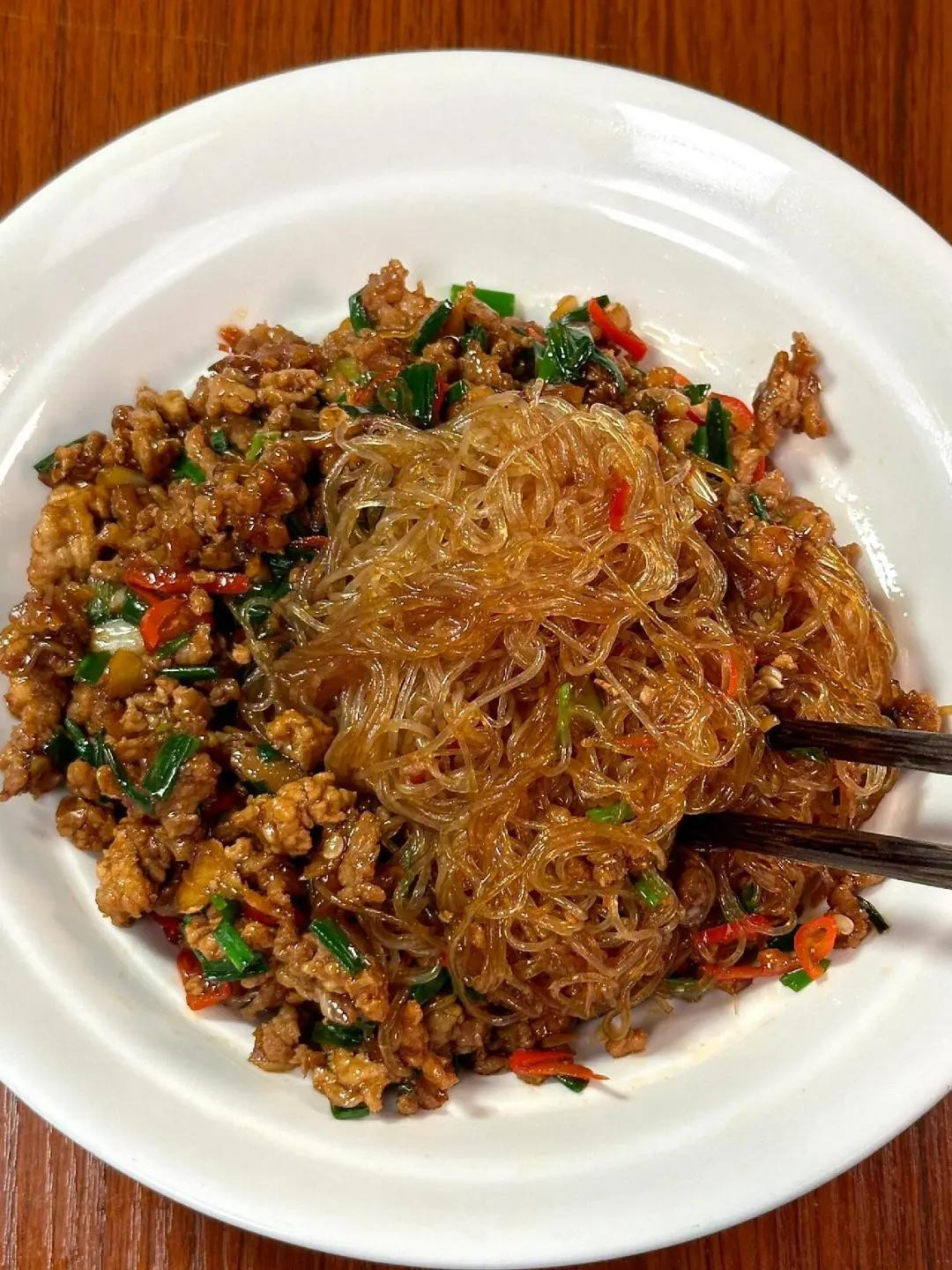 Hướng dẫn làm món miến xào thịt băm ngon tuyệt, đậm đà hương vị nước tương và rau thơm