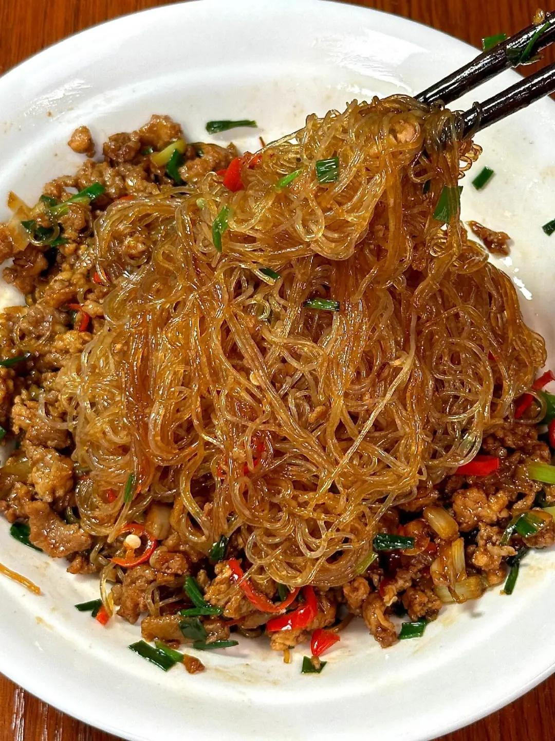 Hướng dẫn làm món miến xào thịt băm ngon tuyệt, đậm đà hương vị nước tương và rau thơm