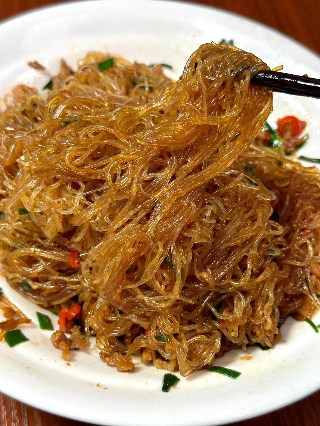 Hướng dẫn làm món miến xào thịt băm ngon tuyệt, đậm đà hương vị nước tương và rau thơm