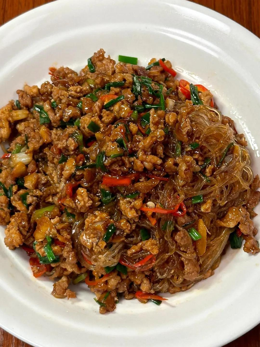 Hướng dẫn làm món miến xào thịt băm ngon tuyệt, đậm đà hương vị nước tương và rau thơm