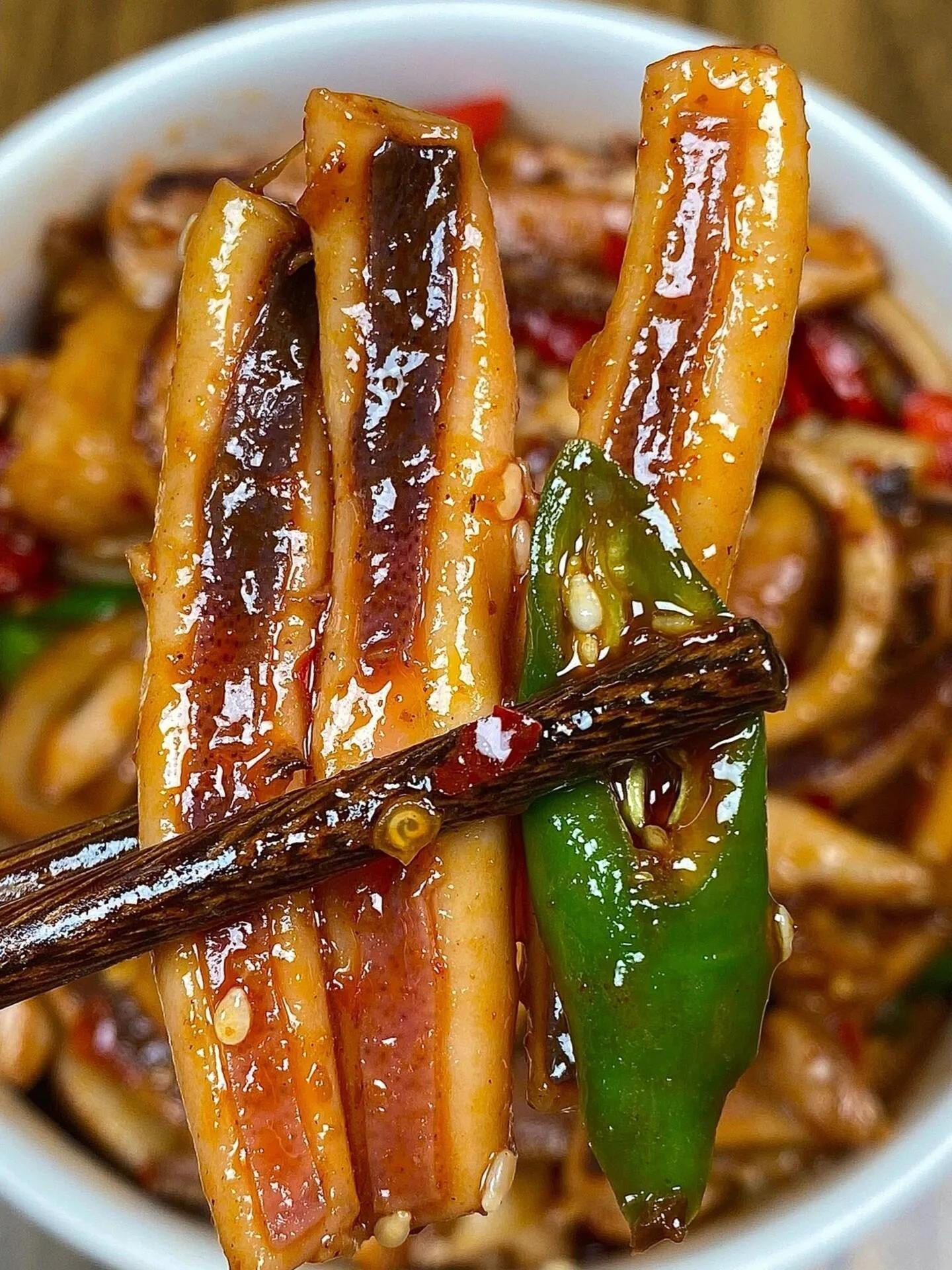 Hướng dẫn làm món mực xào cay giòn với ớt, hành tây và tương đậu