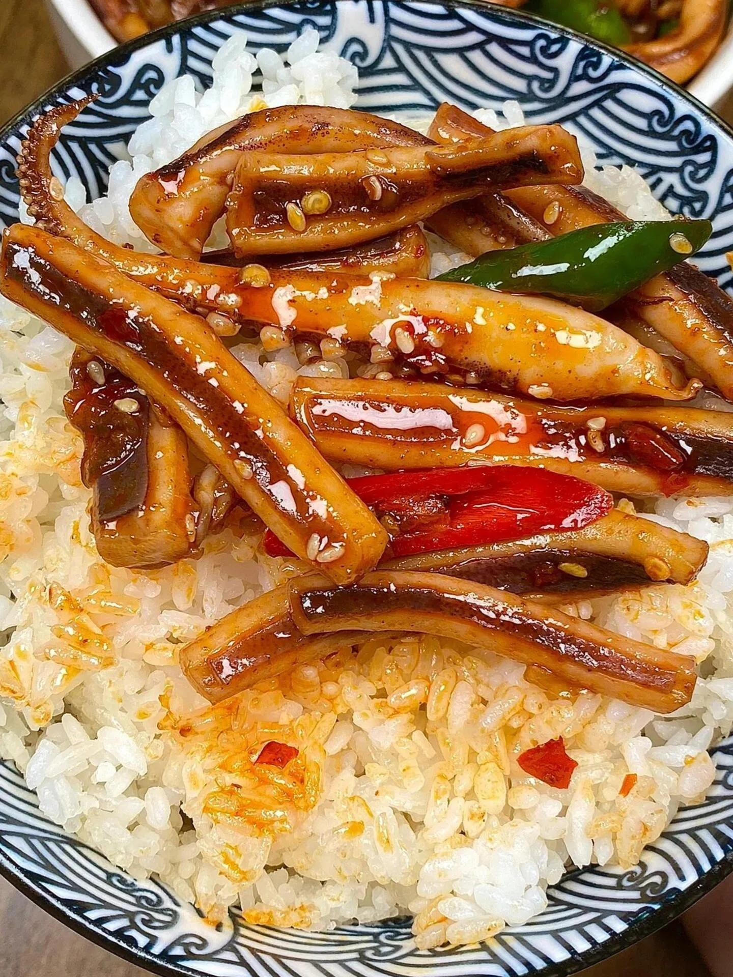 Hướng dẫn làm món mực xào cay giòn với ớt, hành tây và tương đậu