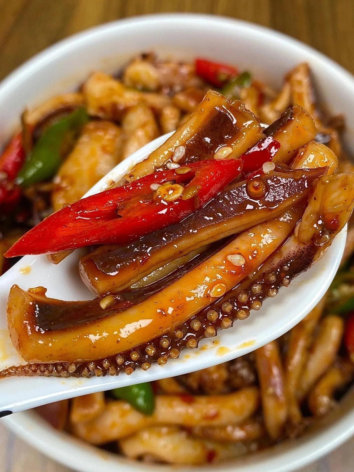 Hướng dẫn làm món mực xào cay giòn với ớt, hành tây và tương đậu