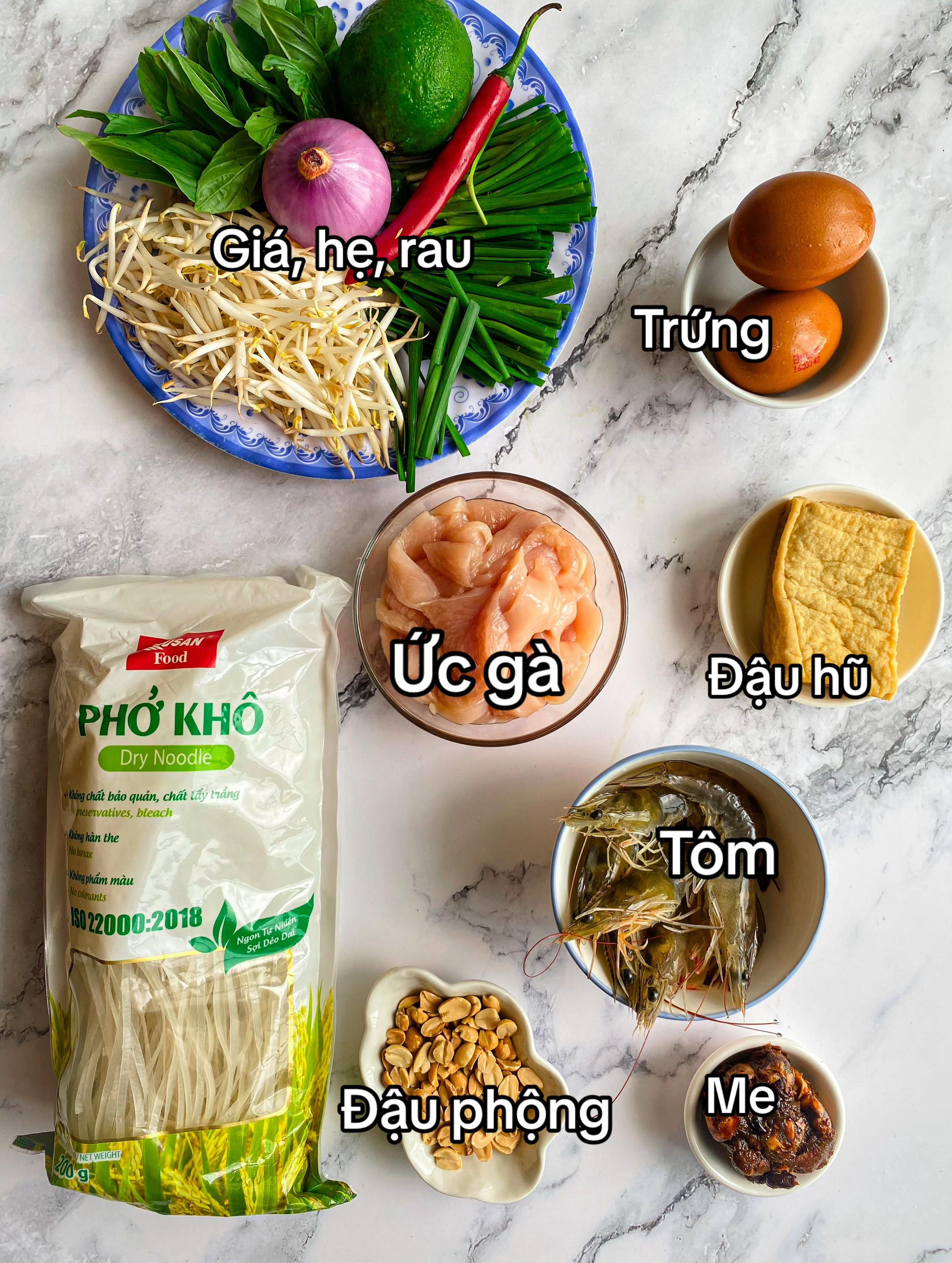 Hướng dẫn làm món Pad Thái với tôm, ức gà và đậu hũ