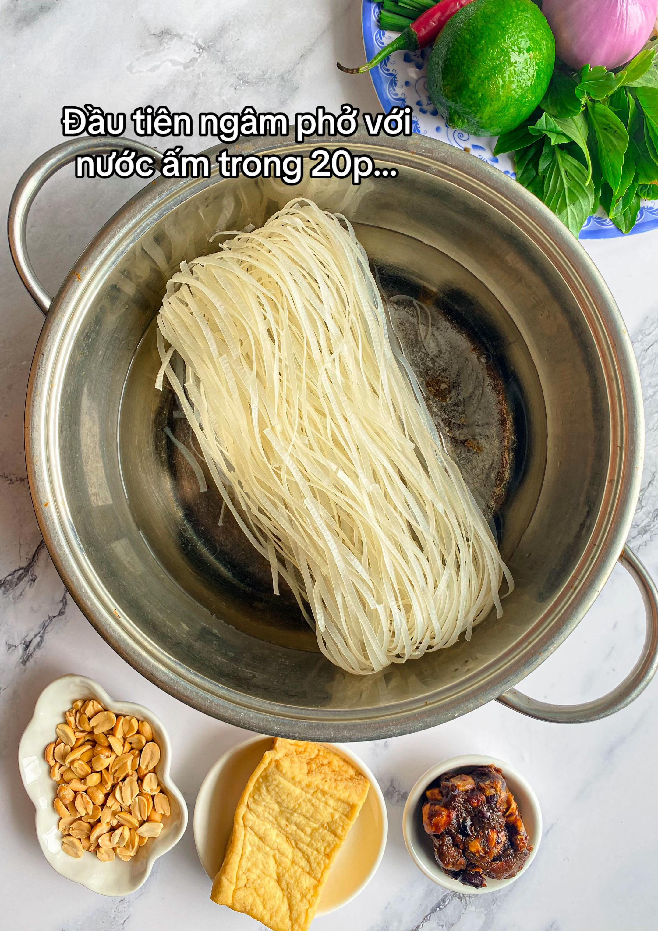 Hướng dẫn làm món Pad Thái với tôm, ức gà và đậu hũ