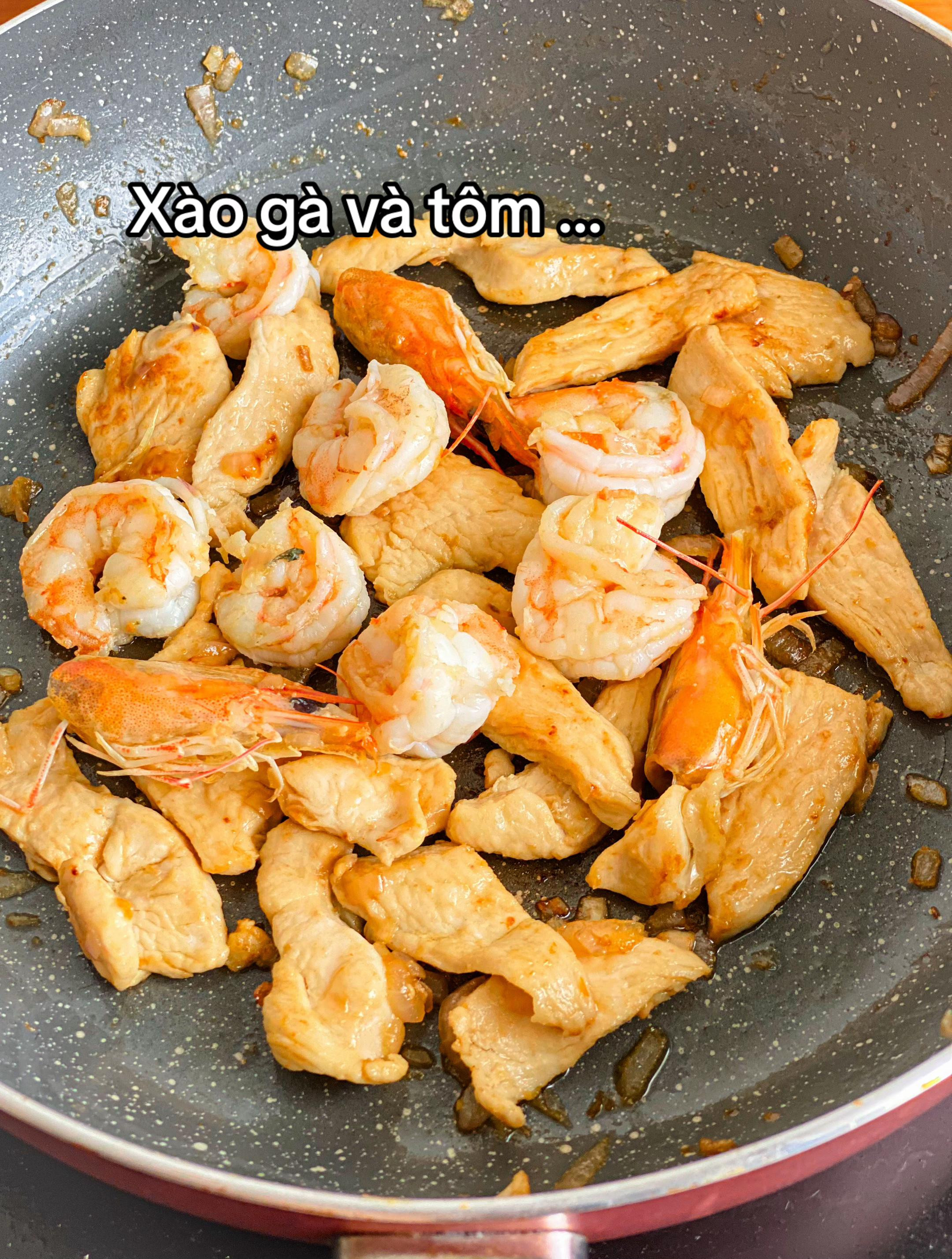 Hướng dẫn làm món Pad Thái với tôm, ức gà và đậu hũ