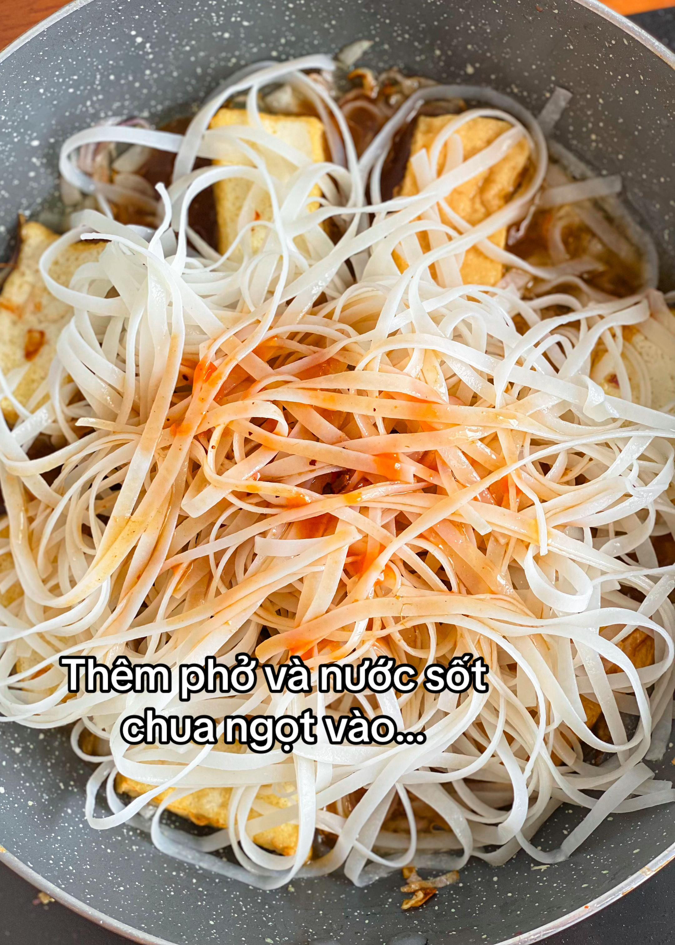 Hướng dẫn làm món Pad Thái với tôm, ức gà và đậu hũ