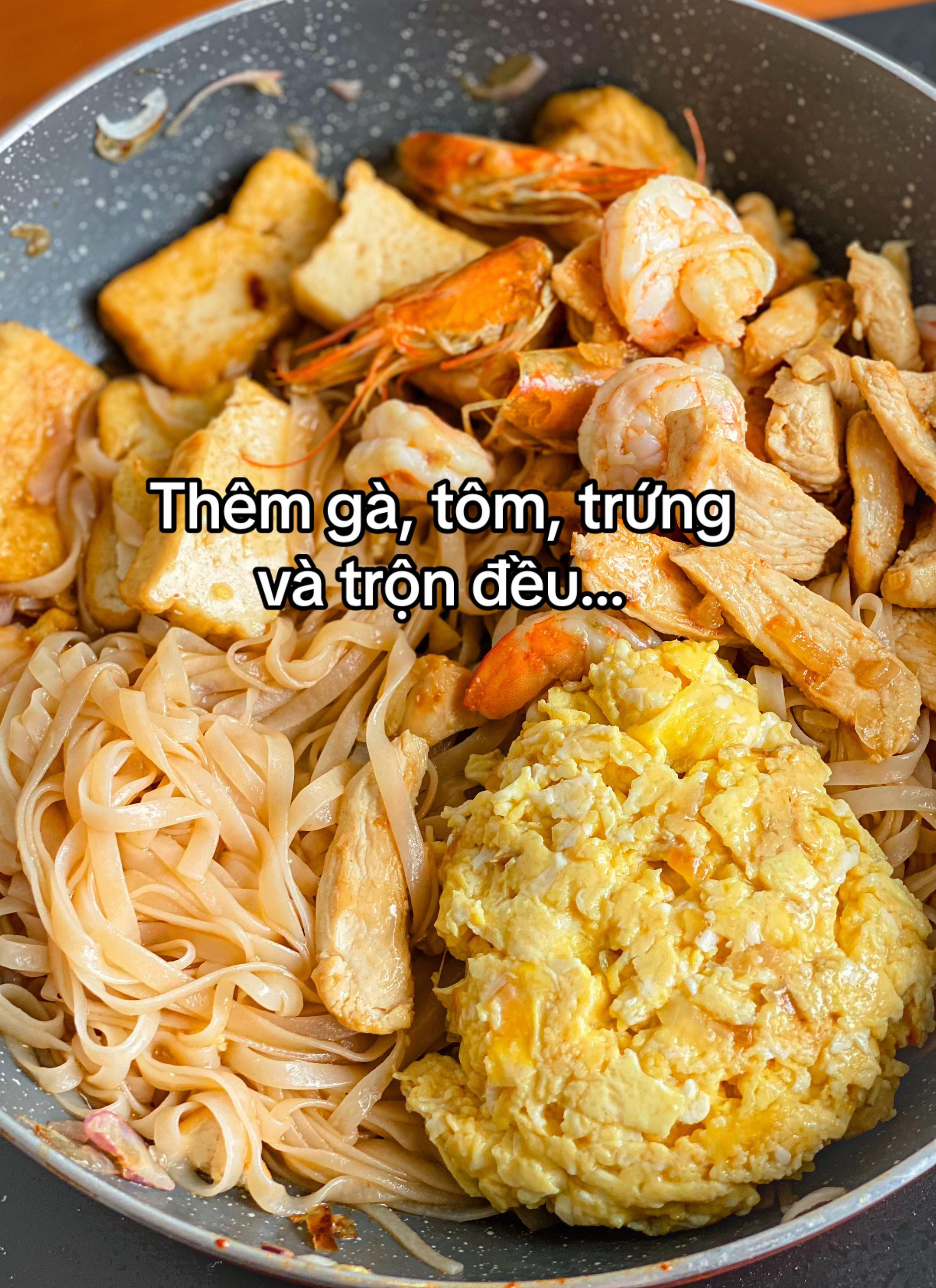 Hướng dẫn làm món Pad Thái với tôm, ức gà và đậu hũ