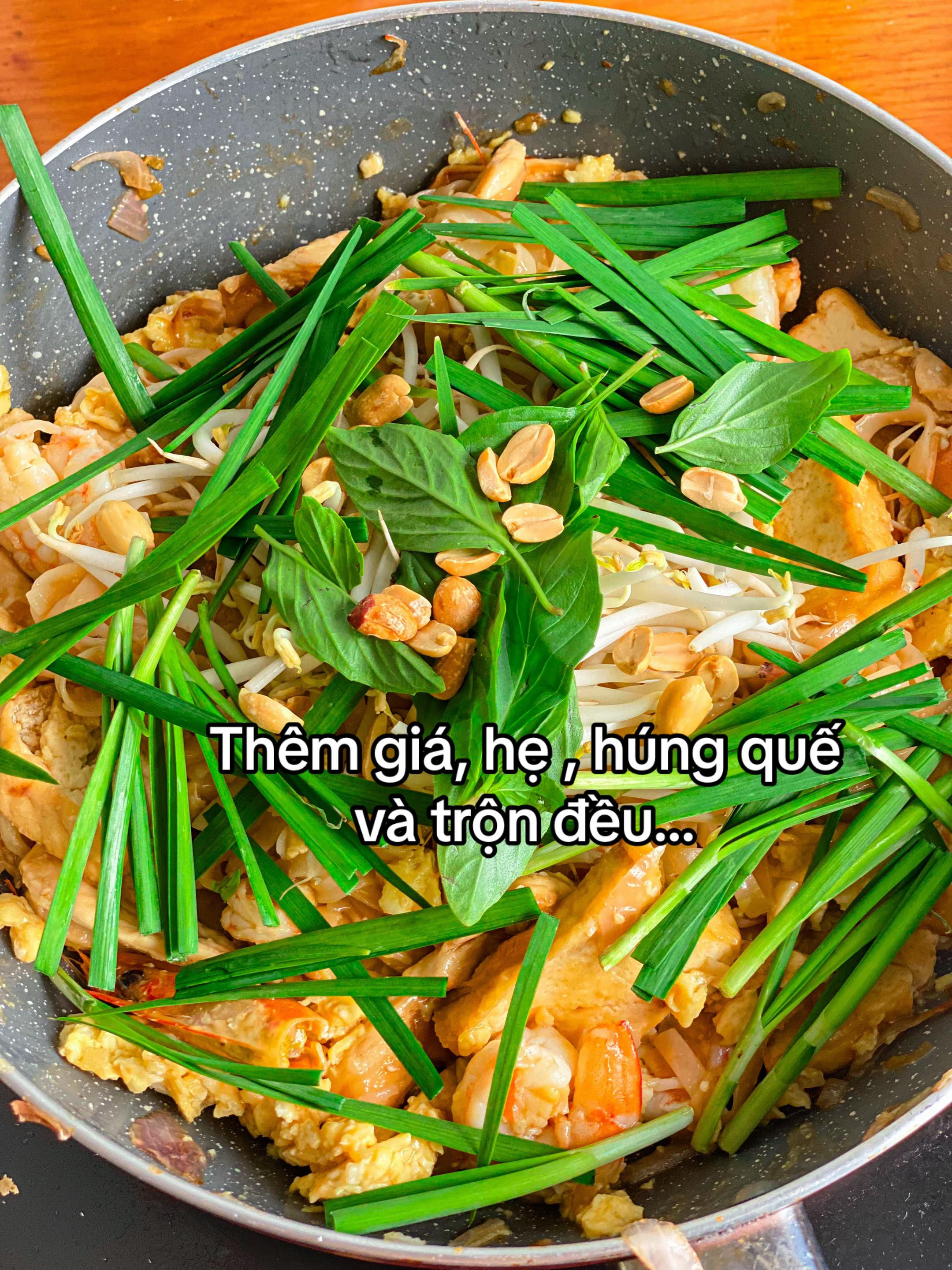 Hướng dẫn làm món Pad Thái với tôm, ức gà và đậu hũ