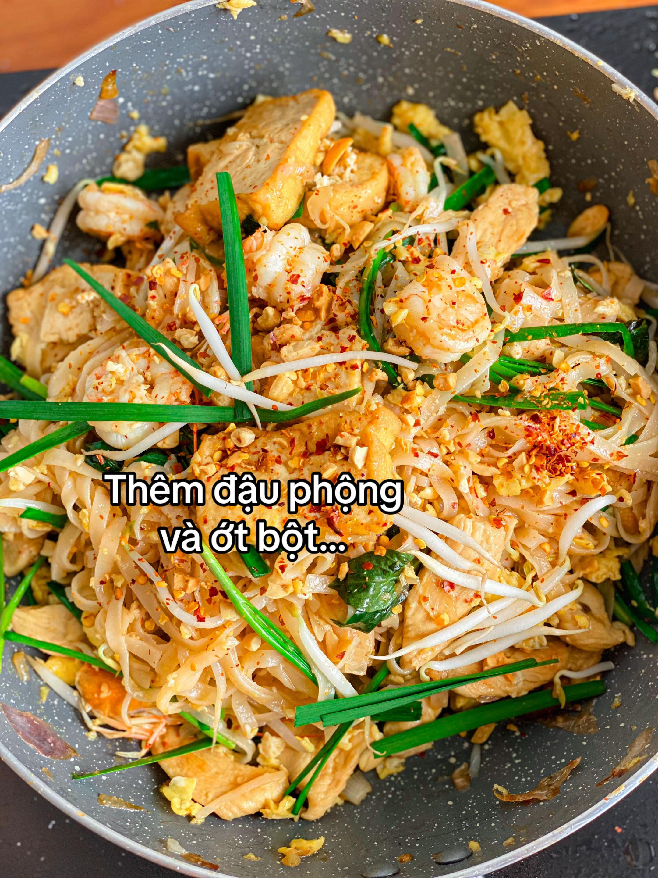 Hướng dẫn làm món Pad Thái với tôm, ức gà và đậu hũ