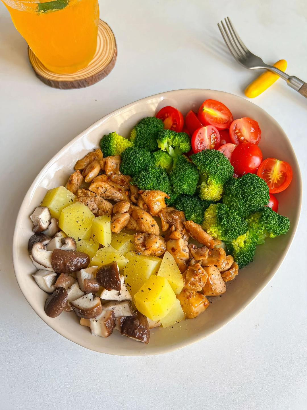 Hướng dẫn làm món salad gà với khoai tây, nấm và bông cải xanh kèm sốt sữa chua chanh