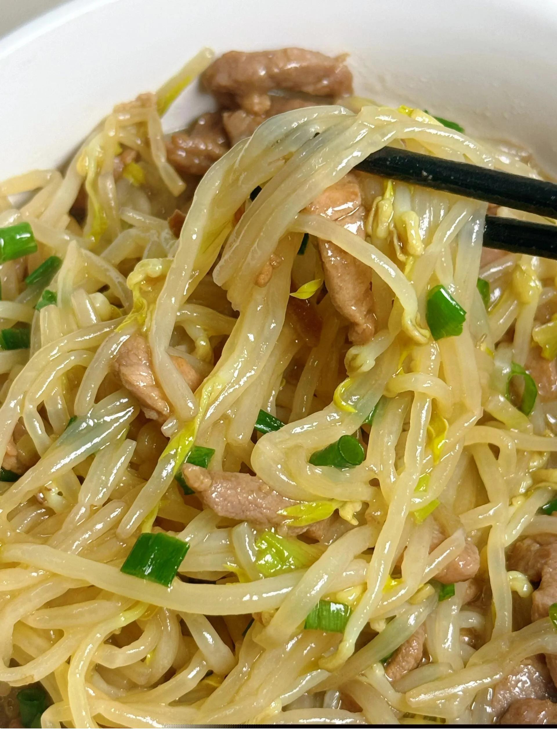 Hướng dẫn làm món thịt bò xào giá đỗ giòn ngon, nước sốt đậm đà