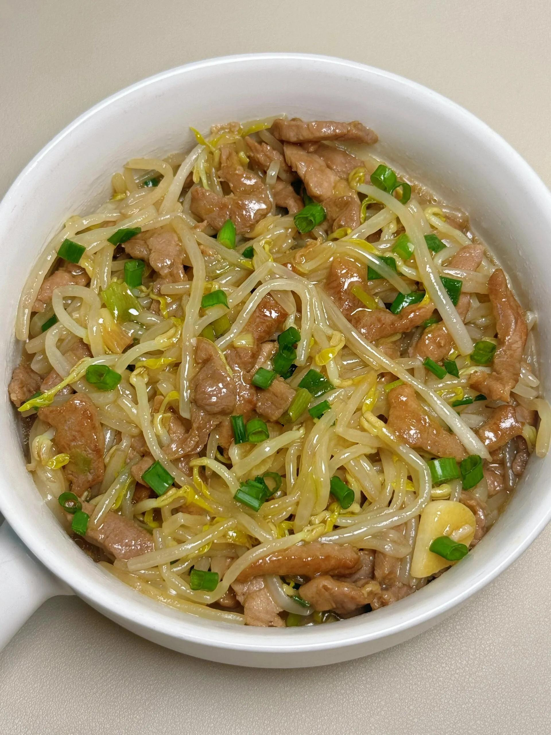 Hướng dẫn làm món thịt bò xào giá đỗ giòn ngon, nước sốt đậm đà