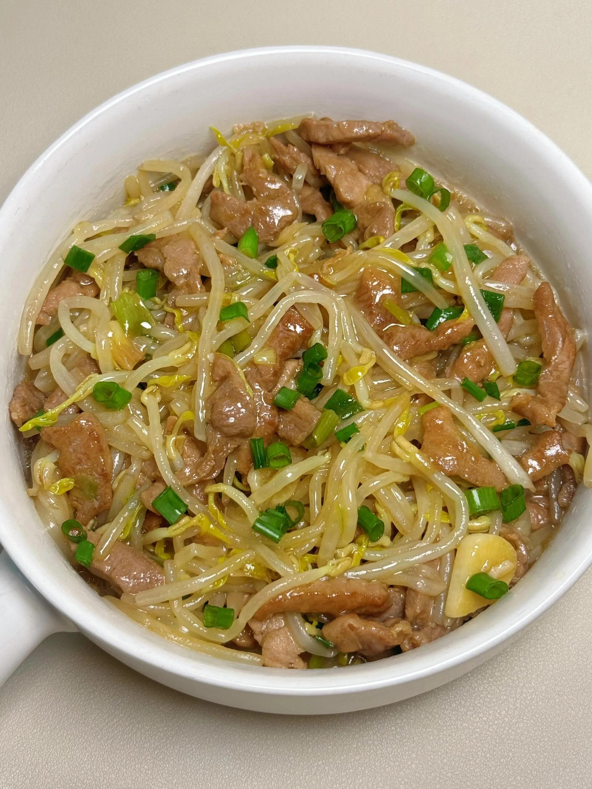 Hướng dẫn làm món thịt bò xào giá đỗ giòn ngon, nước sốt đậm đà