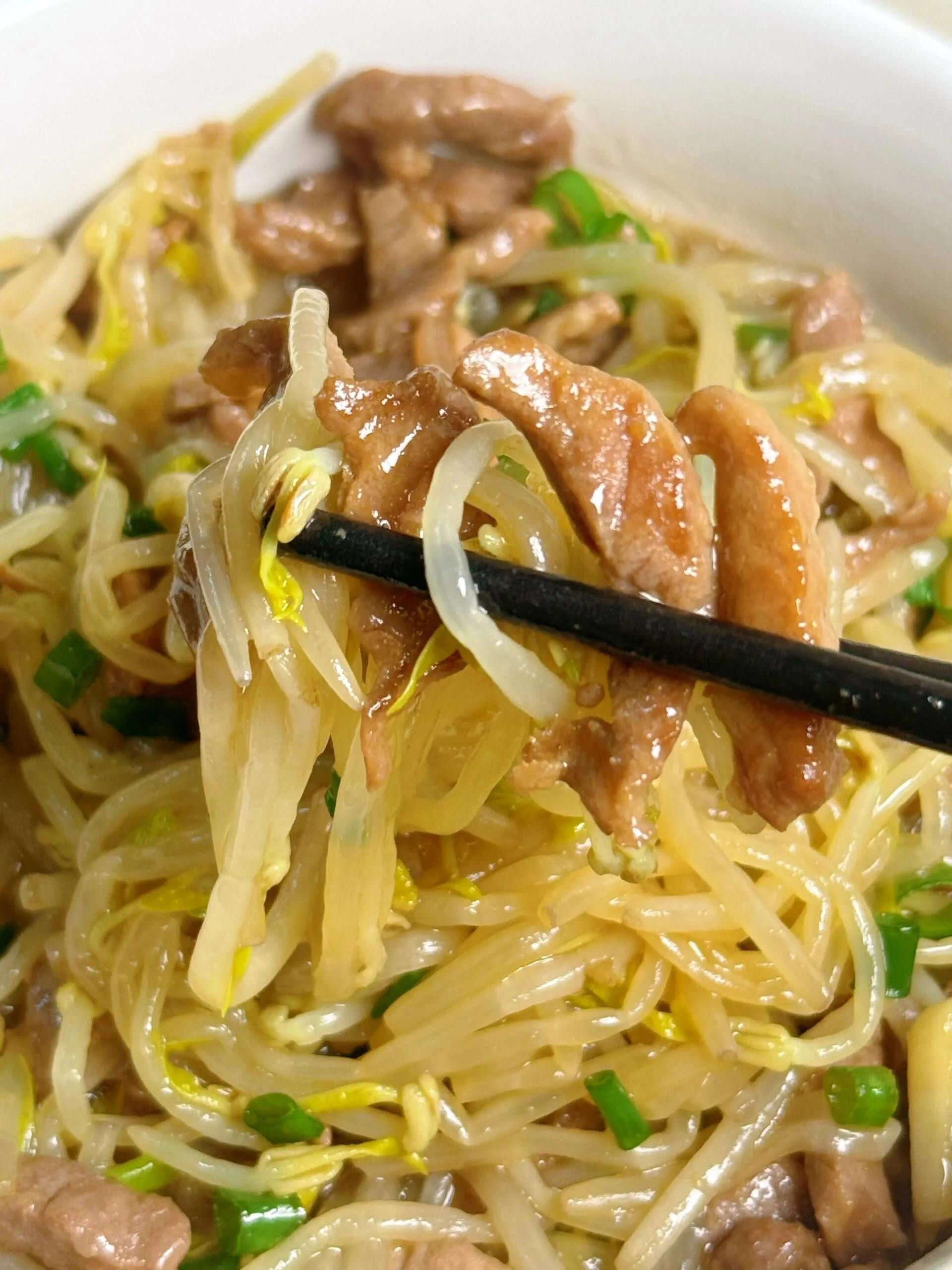 Hướng dẫn làm món thịt bò xào giá đỗ giòn ngon, nước sốt đậm đà