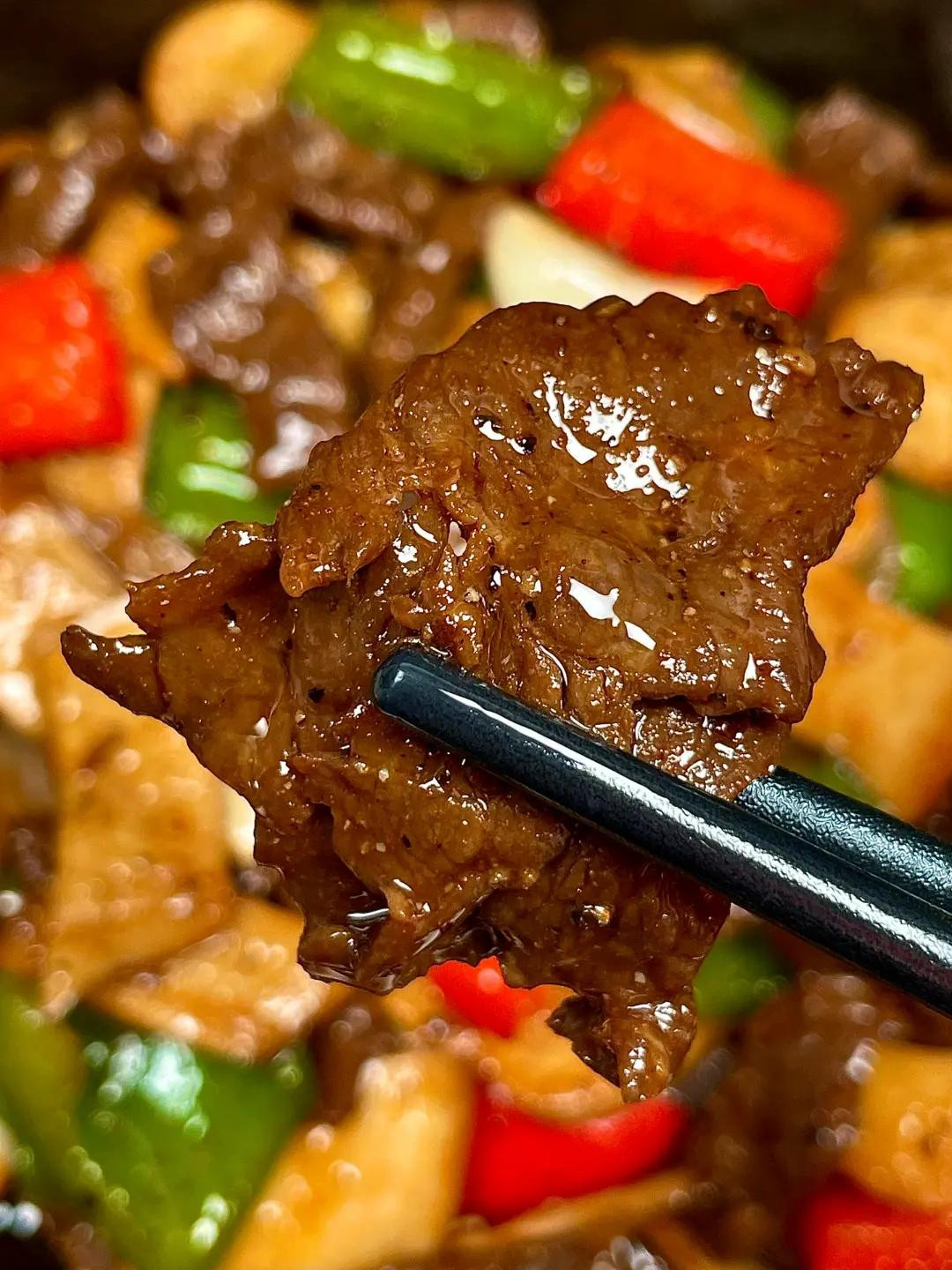 Hướng dẫn làm món thịt bò xào nấm đùi gà và ớt chuông ngon tuyệt