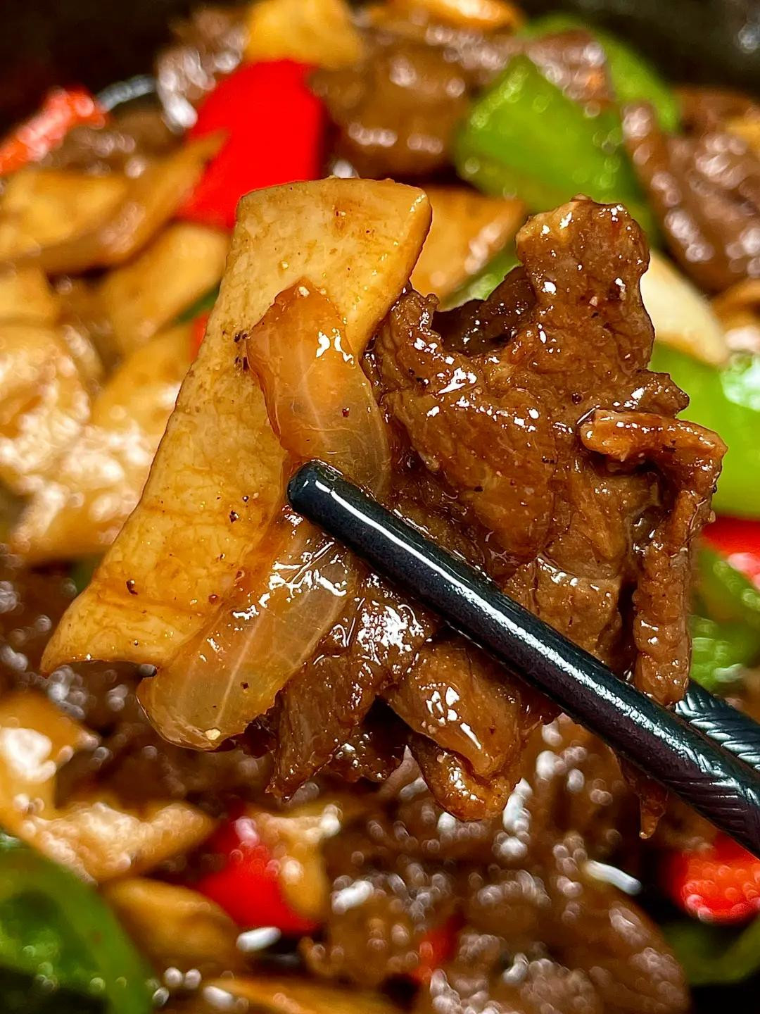 Hướng dẫn làm món thịt bò xào nấm đùi gà và ớt chuông ngon tuyệt