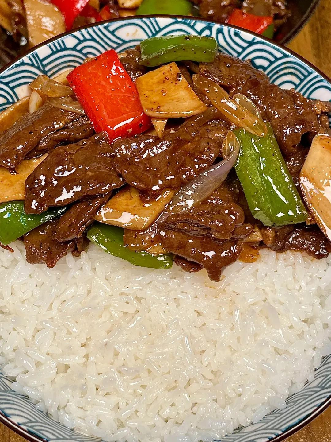 Hướng dẫn làm món thịt bò xào nấm đùi gà và ớt chuông ngon tuyệt