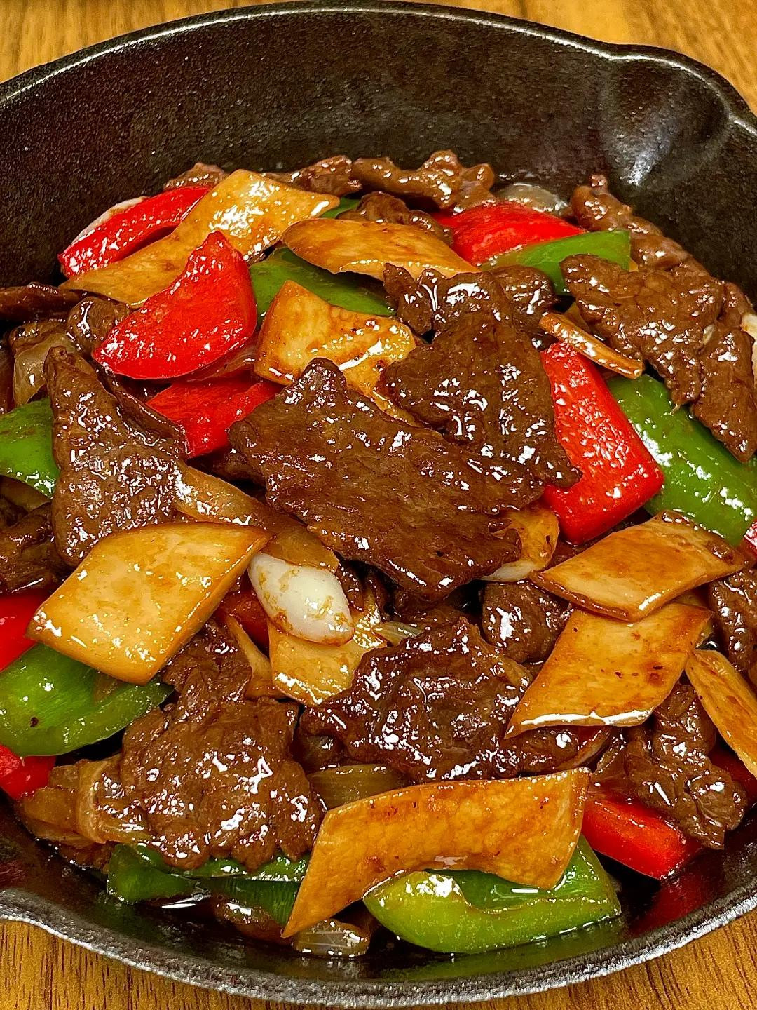 Hướng dẫn làm món thịt bò xào nấm đùi gà và ớt chuông ngon tuyệt