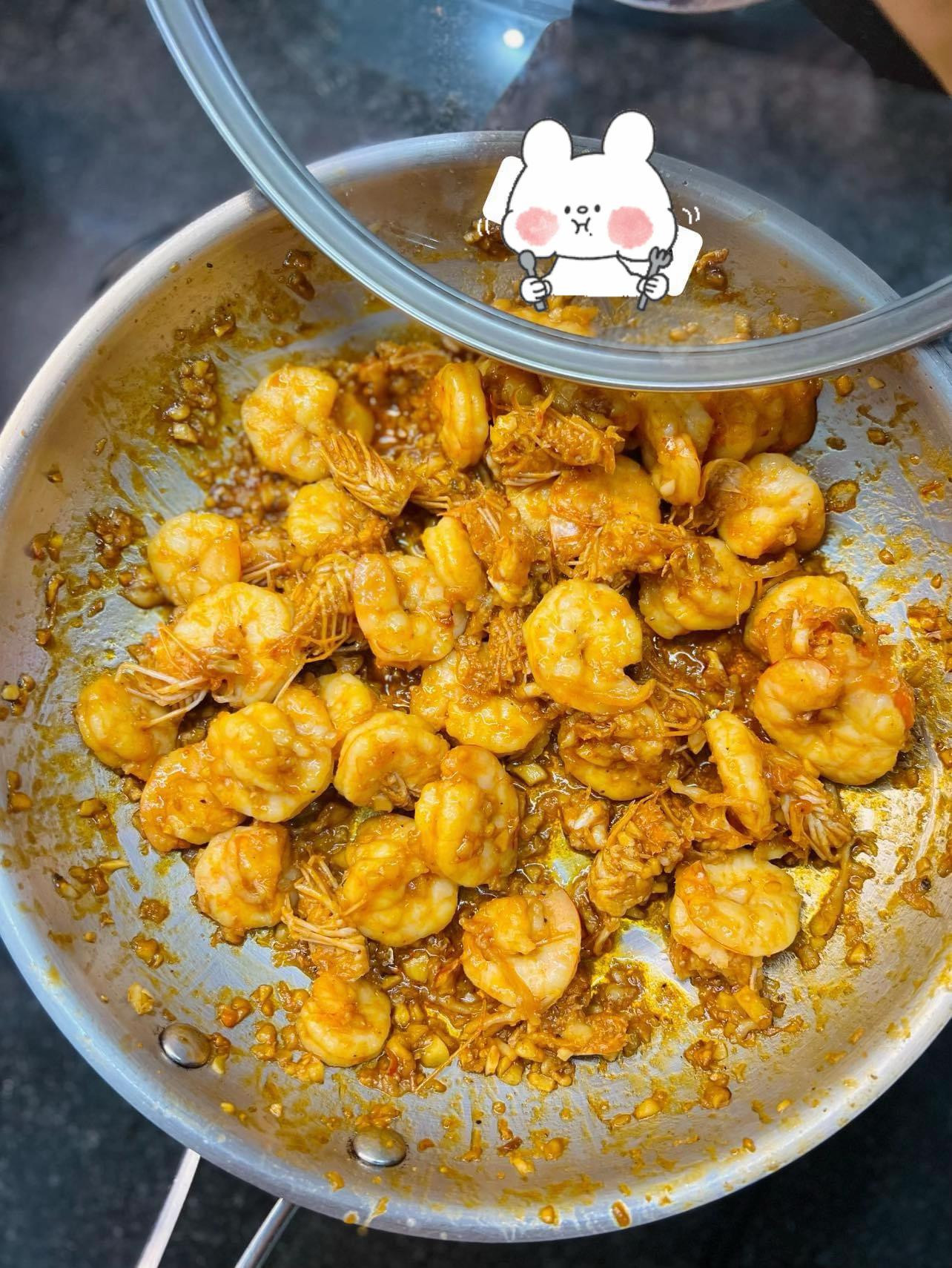 Hướng dẫn làm món Tôm sốt bơ tỏi ngon tuyệt, nguyên liệu đơn giản gồm tôm tươi, tỏi băm và bơ lạt