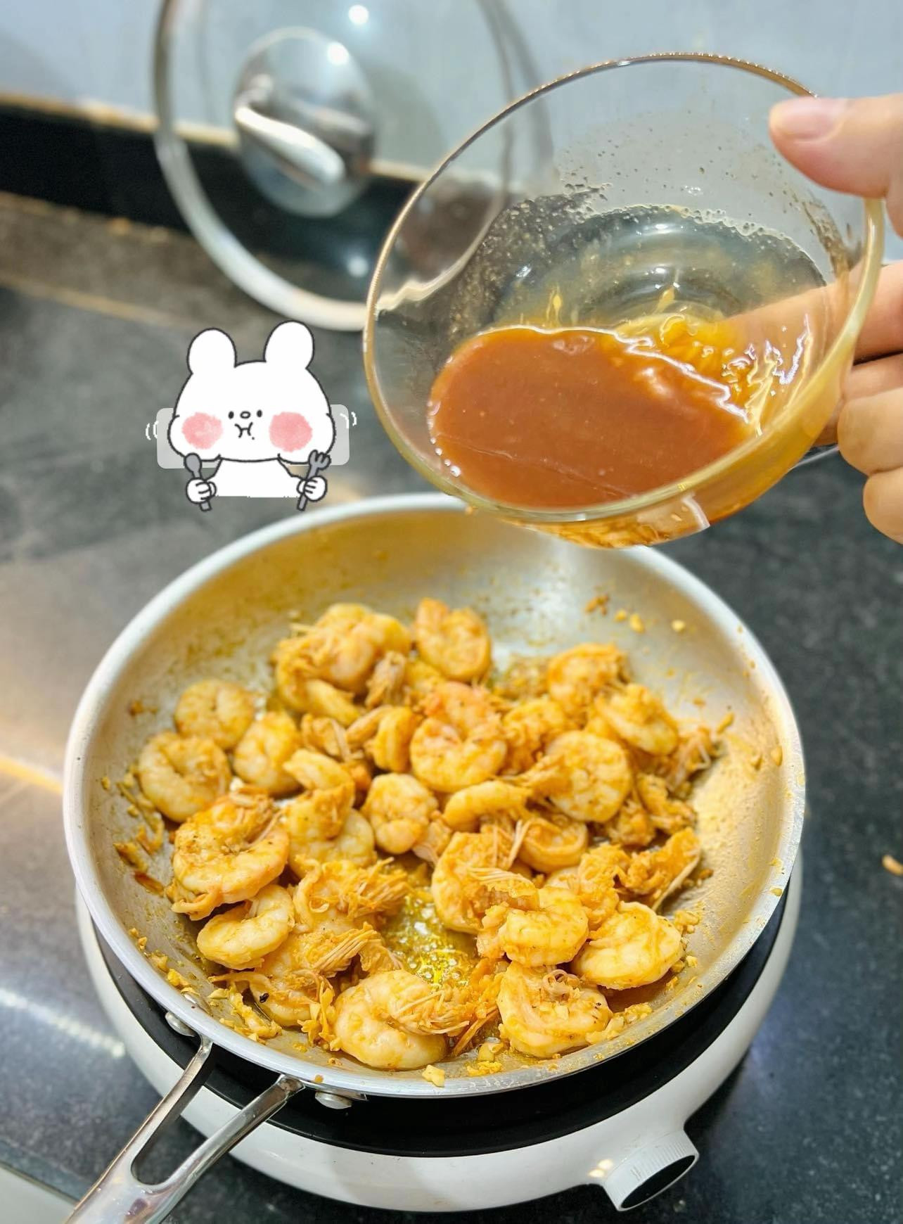 Hướng dẫn làm món Tôm sốt bơ tỏi ngon tuyệt, nguyên liệu đơn giản gồm tôm tươi, tỏi băm và bơ lạt