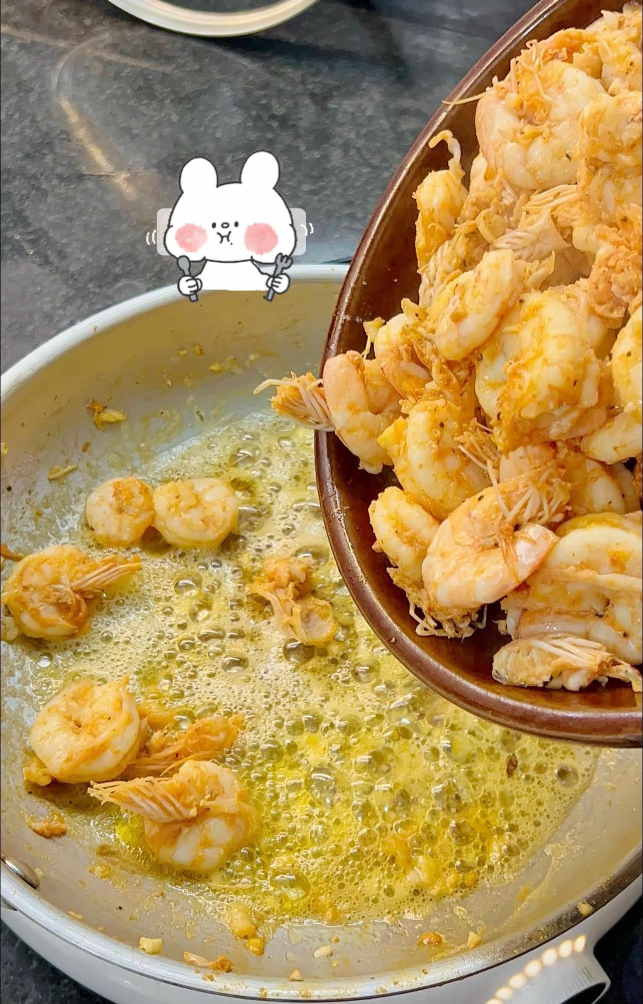 Hướng dẫn làm món Tôm sốt bơ tỏi ngon tuyệt, nguyên liệu đơn giản gồm tôm tươi, tỏi băm và bơ lạt