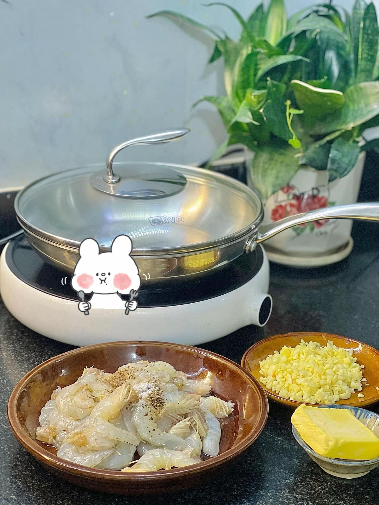 Hướng dẫn làm món Tôm sốt bơ tỏi ngon tuyệt, nguyên liệu đơn giản gồm tôm tươi, tỏi băm và bơ lạt