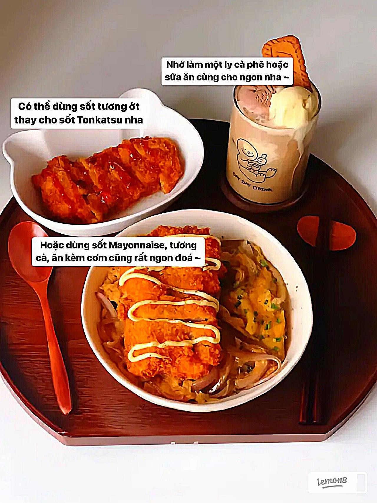 Hướng dẫn làm món Tonkatsu Nhật Bản giòn tan, ăn kèm trứng và hành tây thơm ngon