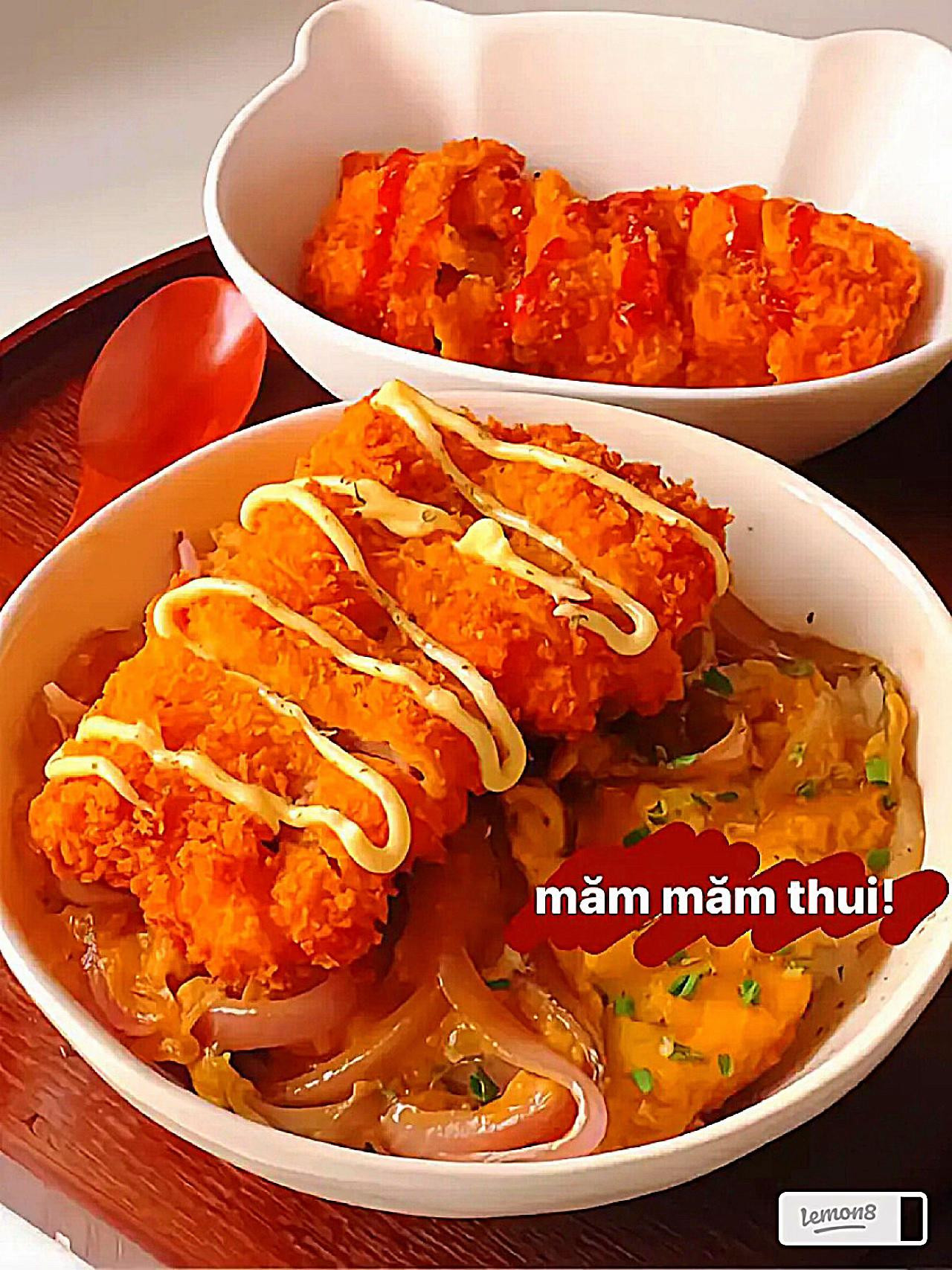 Hướng dẫn làm món Tonkatsu Nhật Bản giòn tan, ăn kèm trứng và hành tây thơm ngon